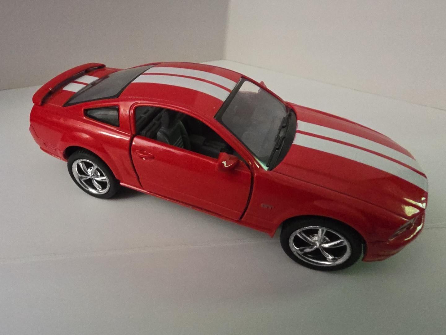 2006 Kinsmart Kintoy 1:38 Die Cast Ford Mustang Pull Back Action Toy Car Red
