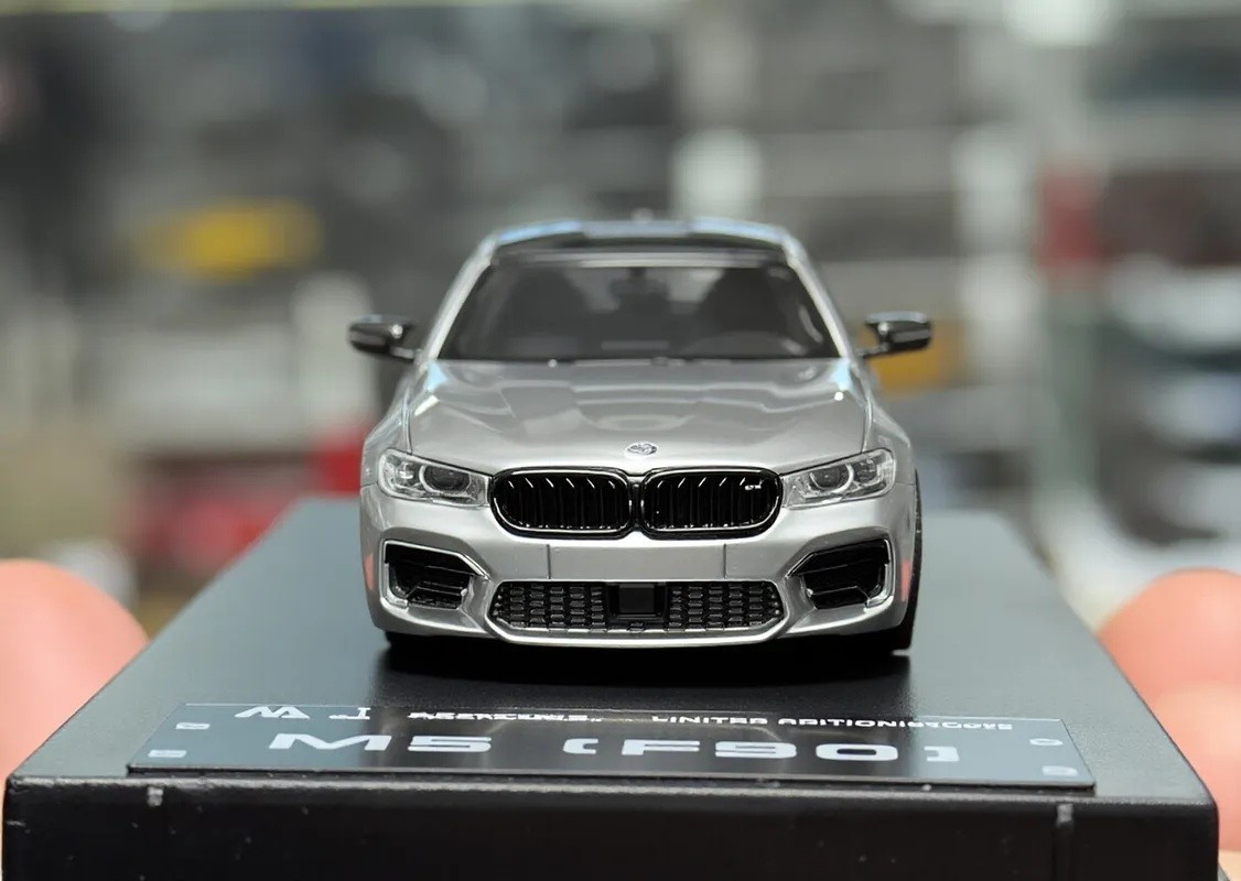 MJ 1:64 Silver M5 F90 Luxury Sedan Sports Model Diecast Metal Car