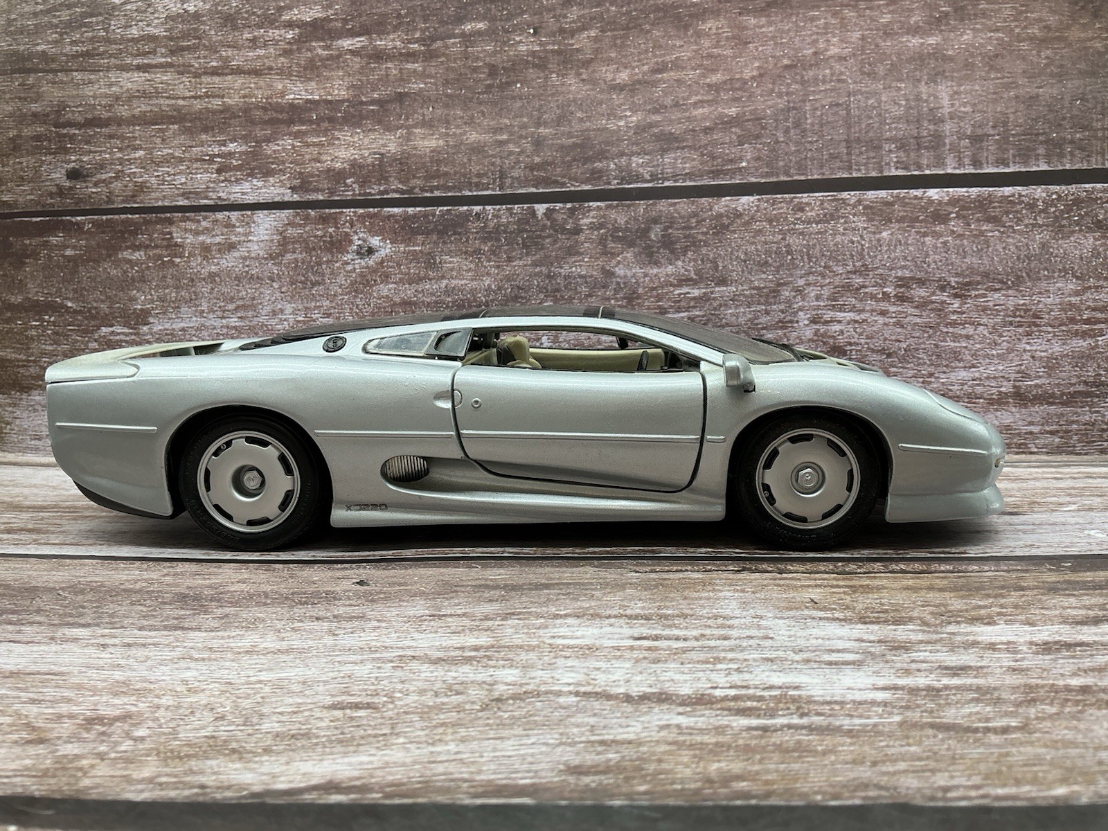 Maisto 1/18 ~ 1992 Jaguar XJ220 ~ Silver