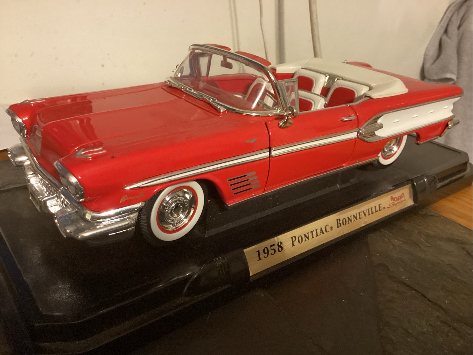 Road Signature 1958 Pontiac Bonneville Convertible 1:18 Diecast Red No Box