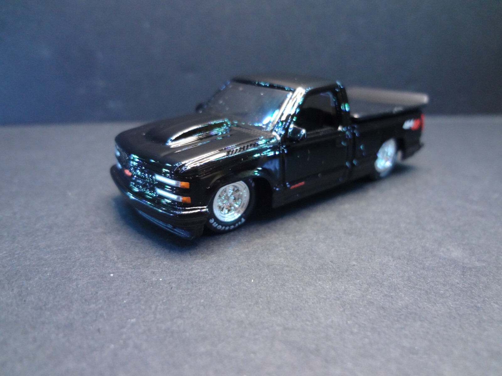 MaisTo 1993 Chevrolet 454 SS Pickup black w/ removable bed cover – Loose 1:64