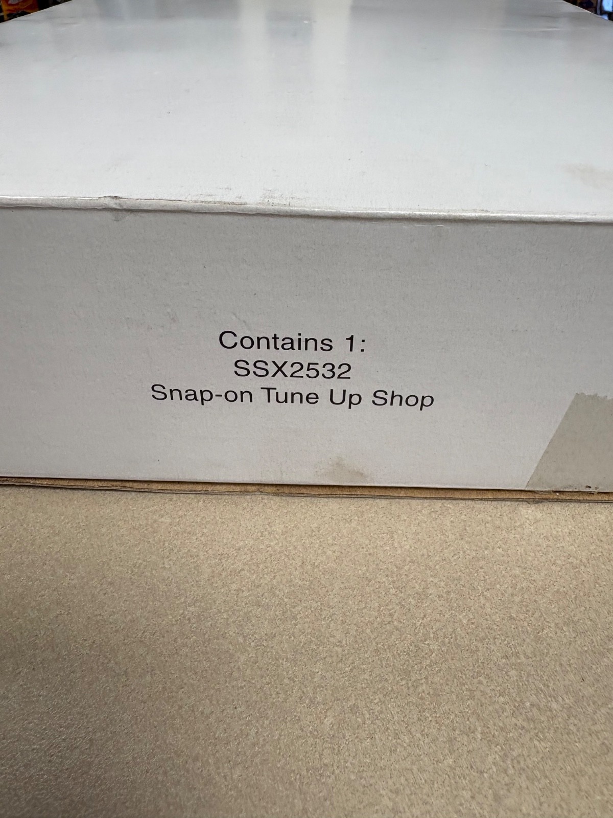 Hotwheels Snap-On Tools Special edition tune-up shop NIB