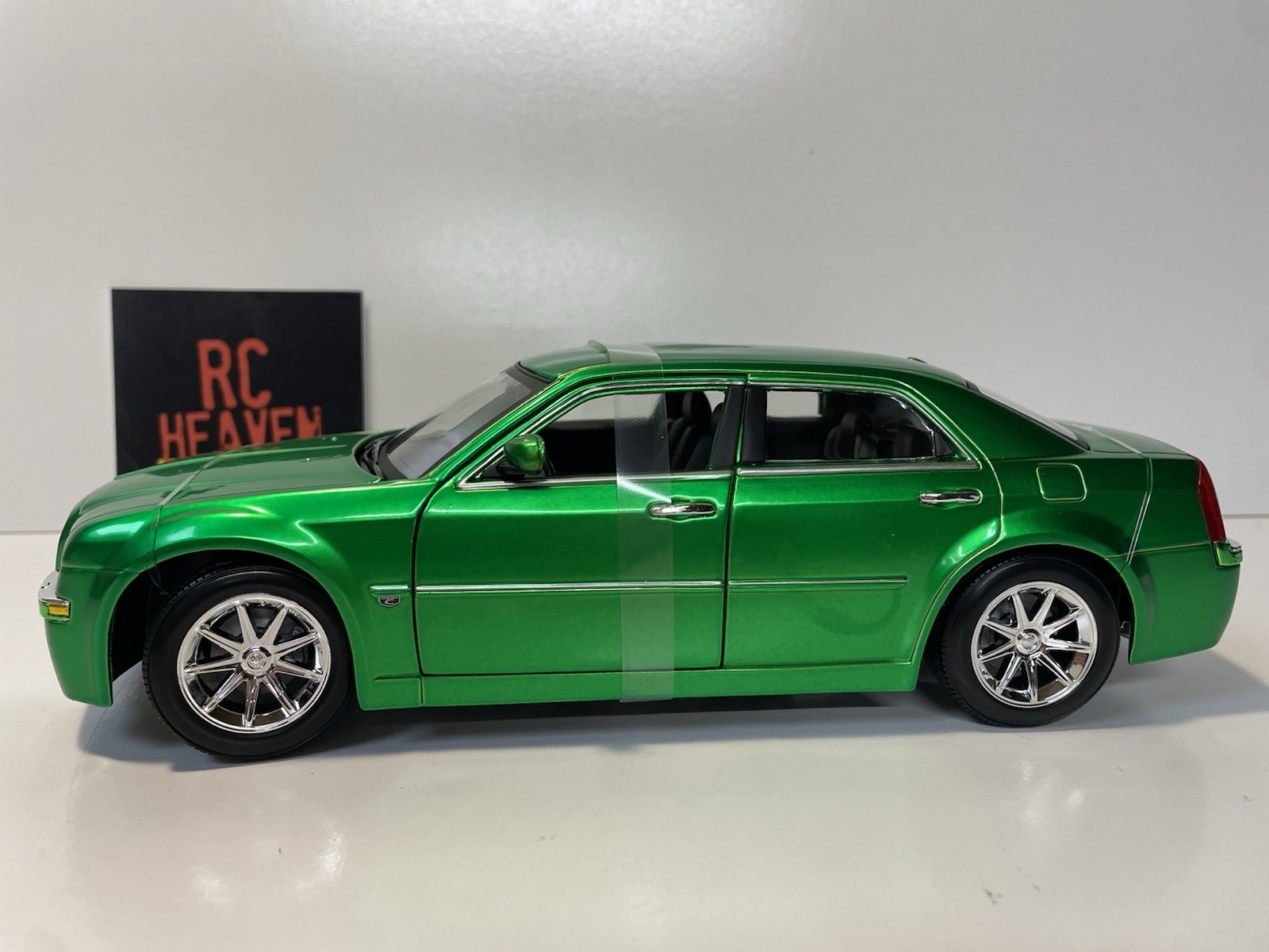 Maisto 2005 Chrysler Hemi 300c 1:18 Scale Diecast Model Car.