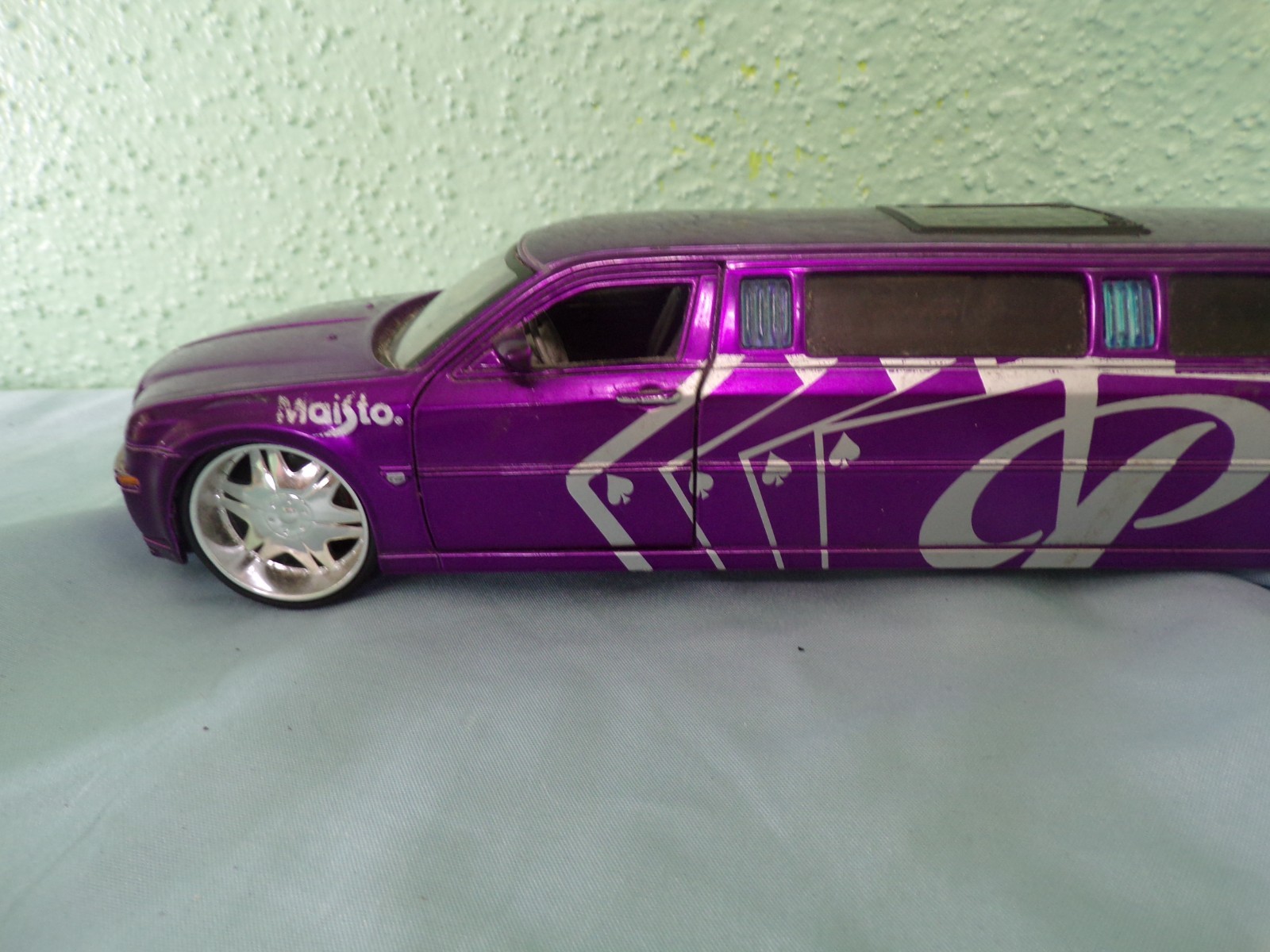 1/24 Maisto Playerz 2005 Chrysler 300C Hemi Limousine purple Silvers as is