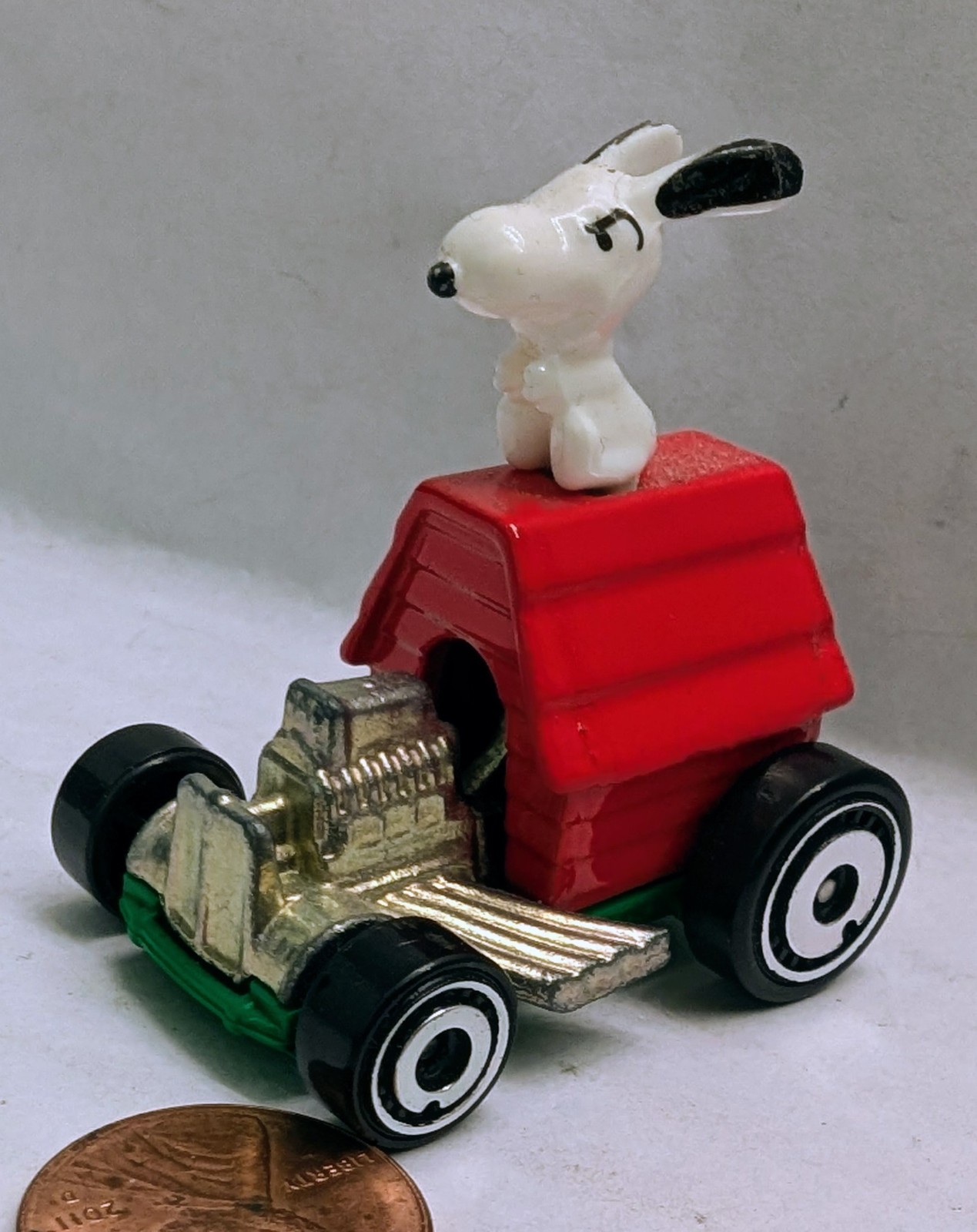 Mattel Hot Wheels.SNOOPY.132/250.Diecast 1:64 scale.peanuts.beagle dog house car
