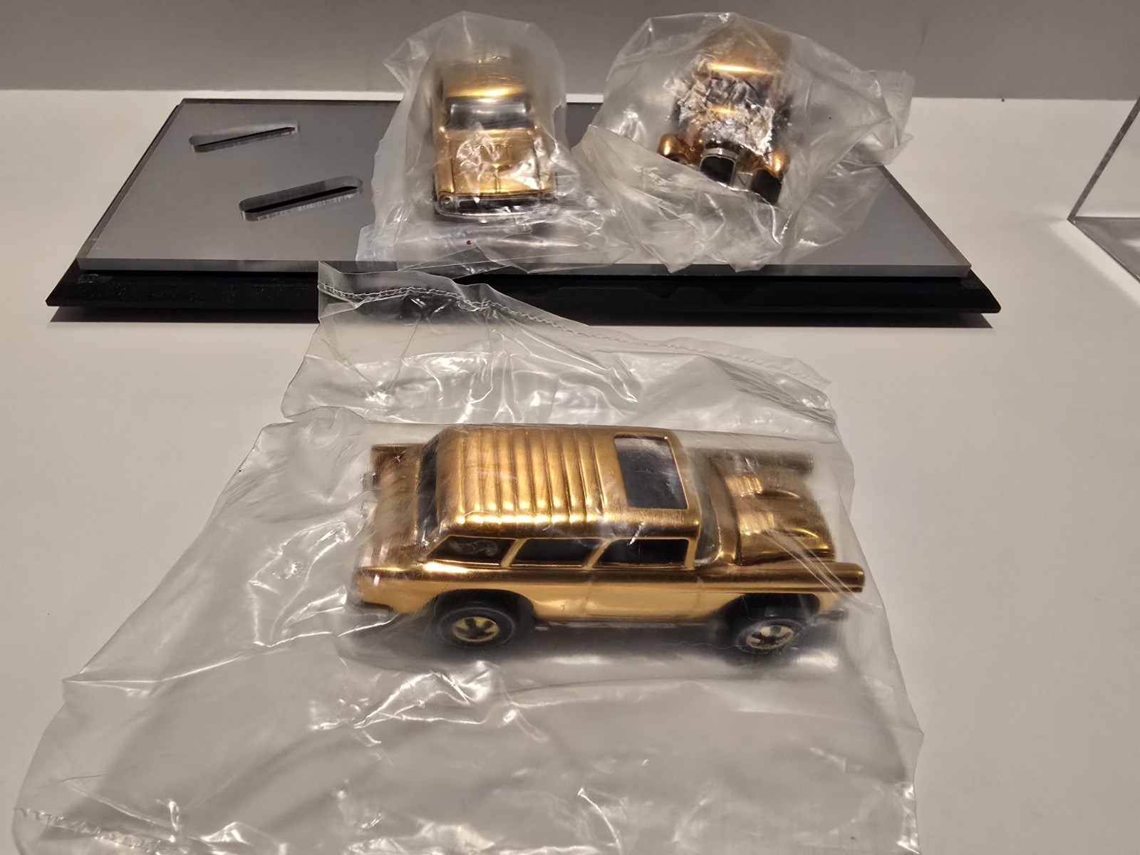 Hot Wheels FAO Schwarz 24K Gold Classics II Set Mustang / Nomad / Vicky LIMITED