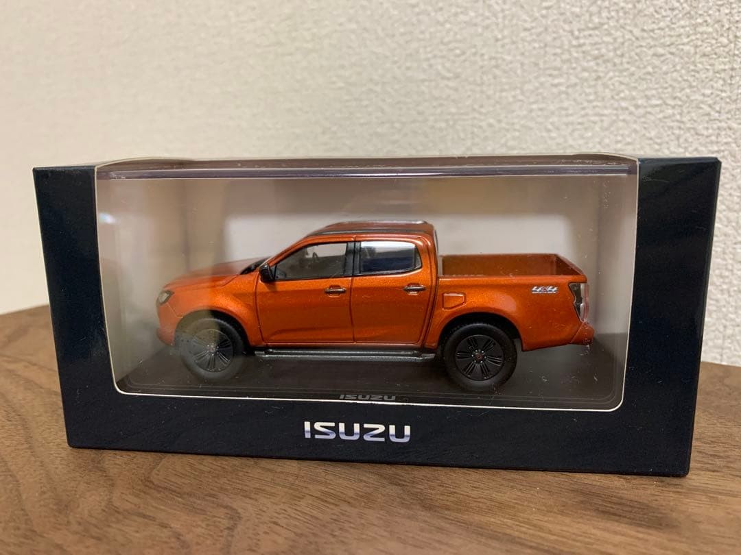 ISUZU D-MAX 1/43 Die-cast model car orange
