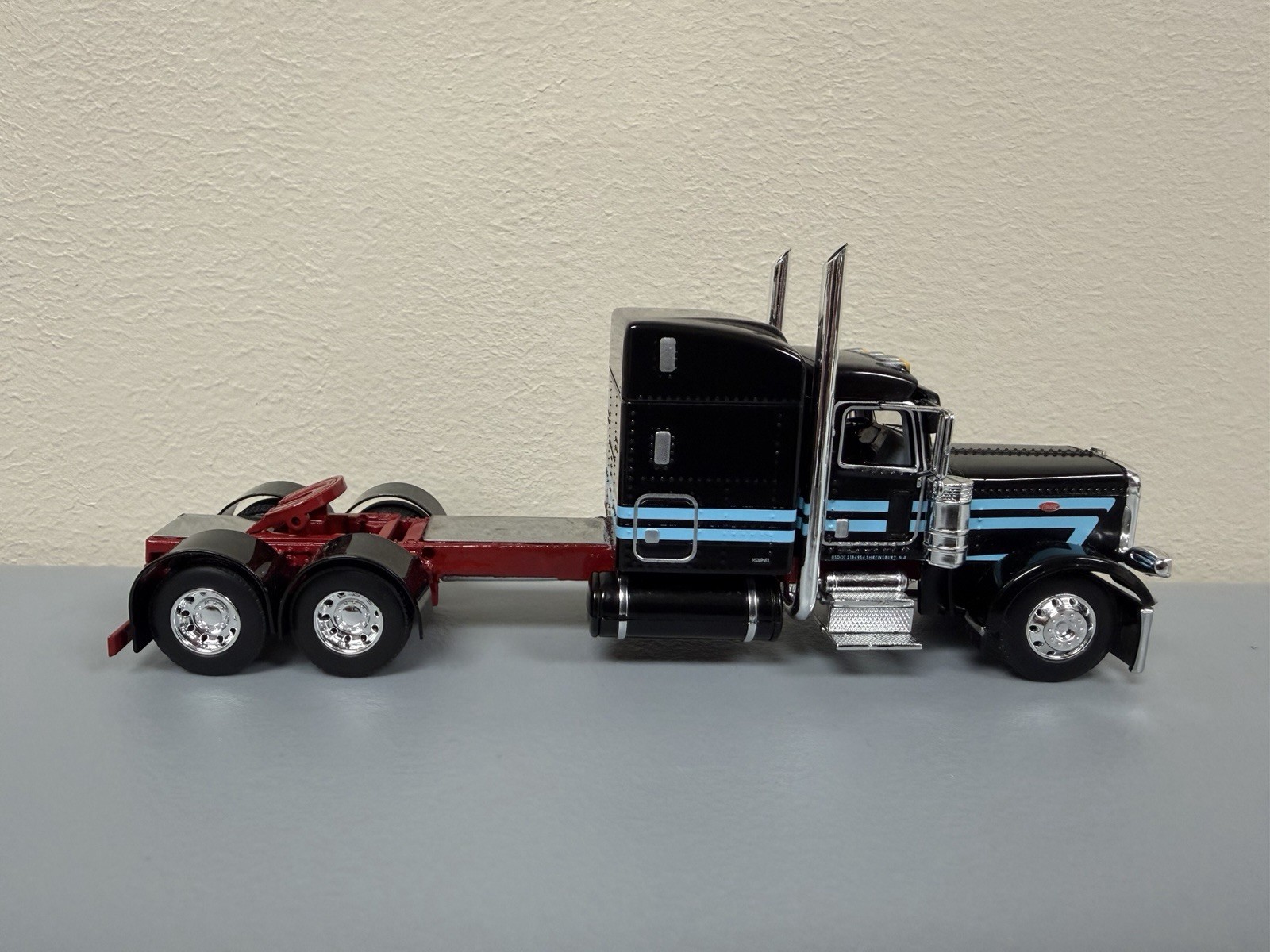 DCP 1/64 Peterbilt 389 63” Mid Roof Sleeper Black Blue & Dark Red Frame