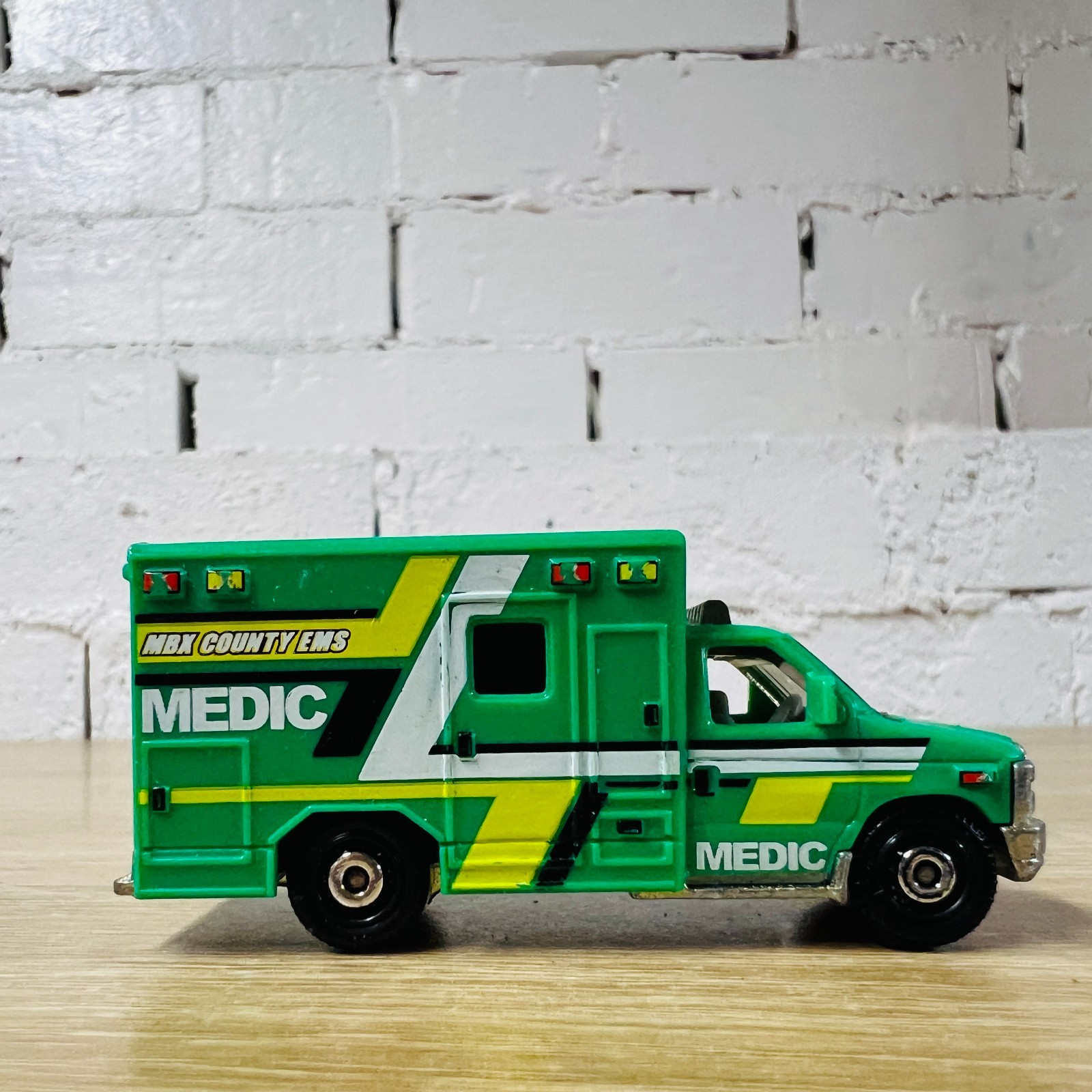 Ford E350 Ambulance 2009 Green Yellow White Medic MB944 Heroic Rescue 2016