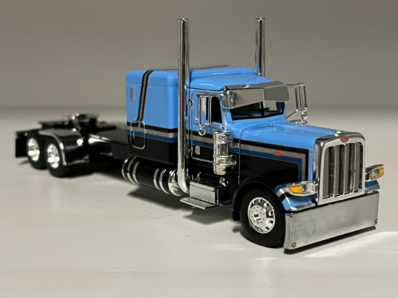 1/64 DCP BLACK SILVER BLUE PETERBILT 389 63″ BUNK 320″ FRAME (6.5″ long)