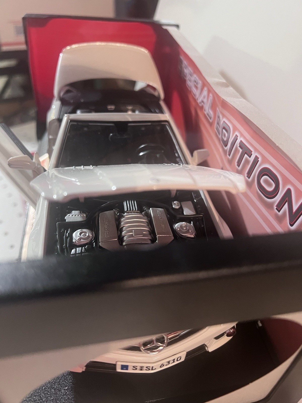 Maisto Special Edition 1:18 Mercedes-Benz SL63 AMG White Opening Doors