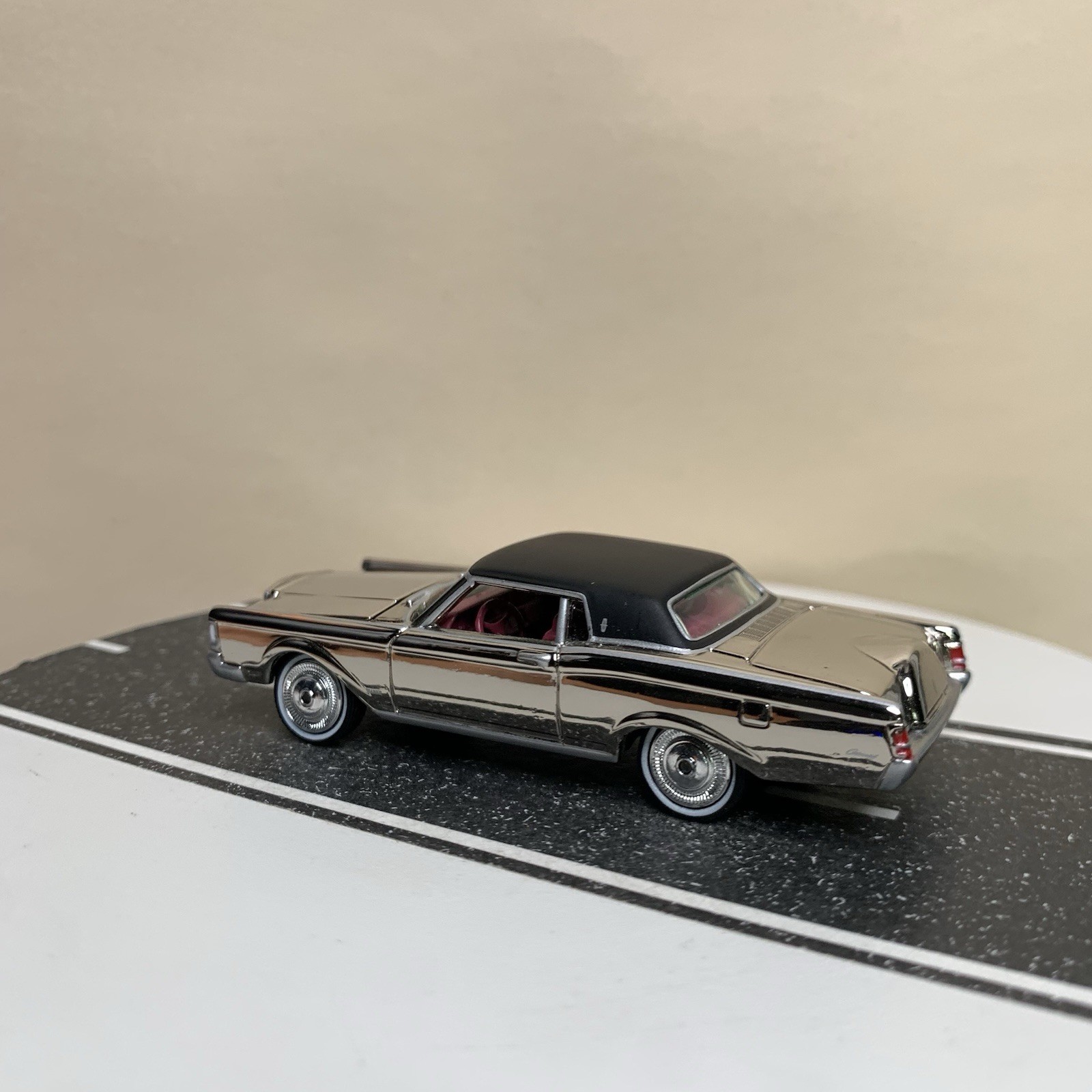 Johnny Lightning Classic Gold 1969 Lincoln Continental Mark III Chrome 1:64 NM