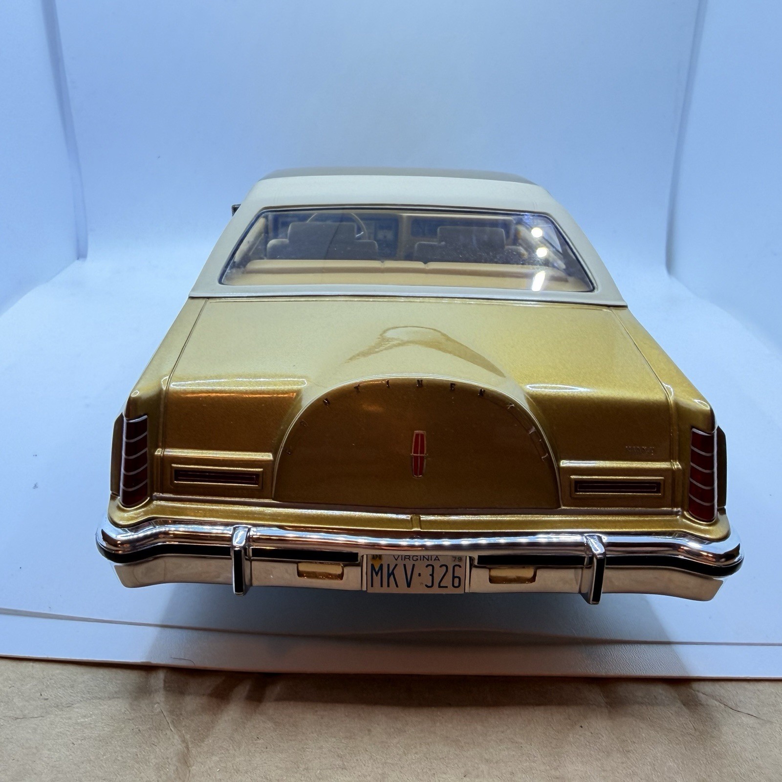 1977 LINCOLN CONTINENTAL MARK V GOLD SEALED MODEL 1:18 by MCG MODEL CAR GROUP