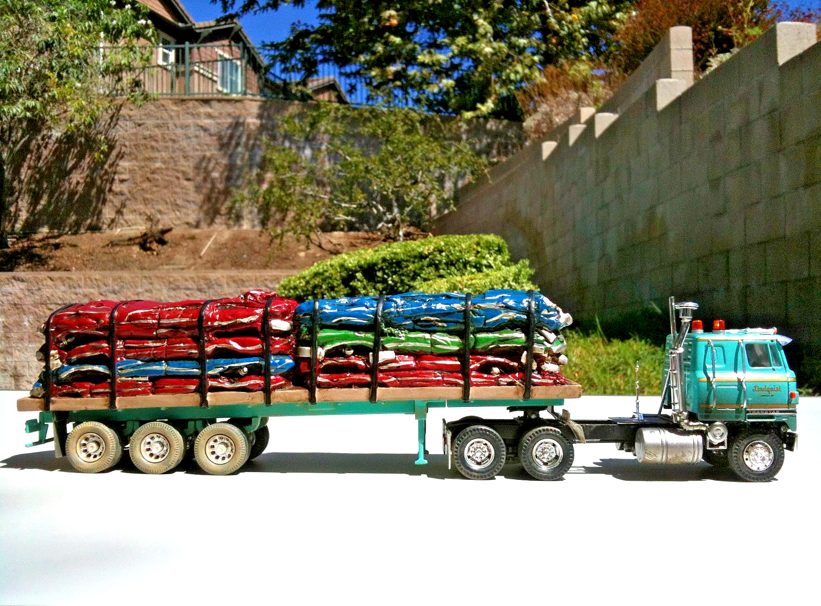 Corgi Heavy Haulers International Transtar with Crushed Car Load 1:50 Scale