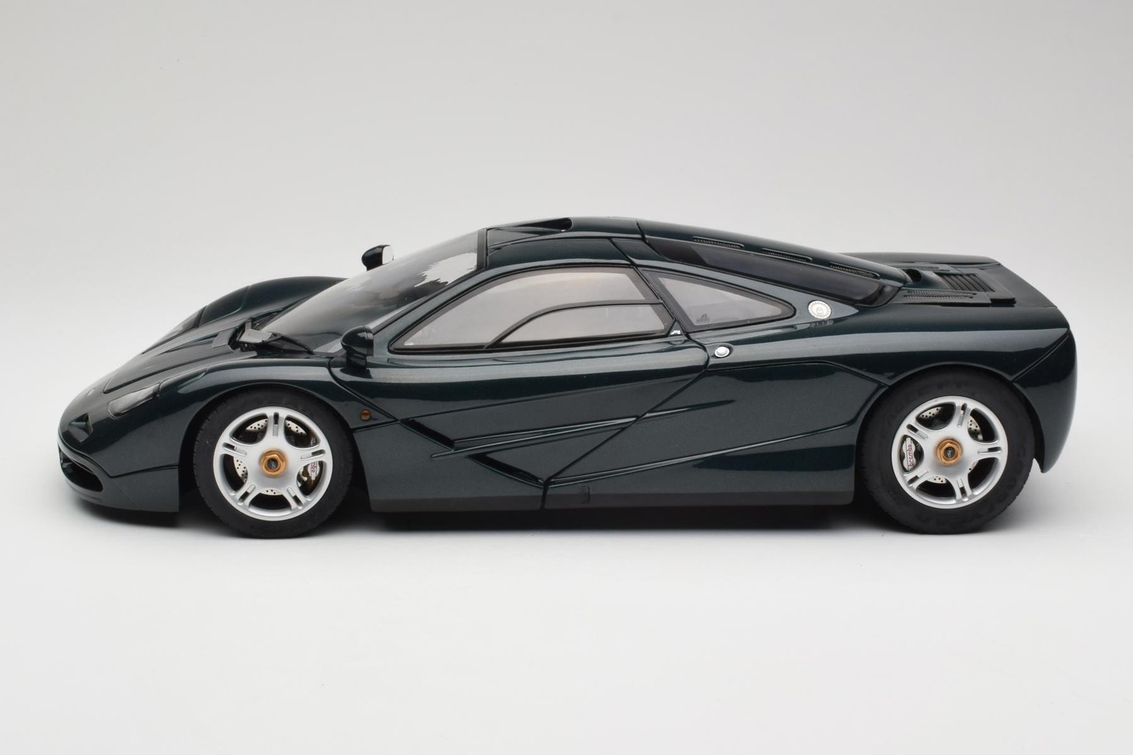 530133127 McLaren F1 Dark Green Metallic Minichamps 1/12