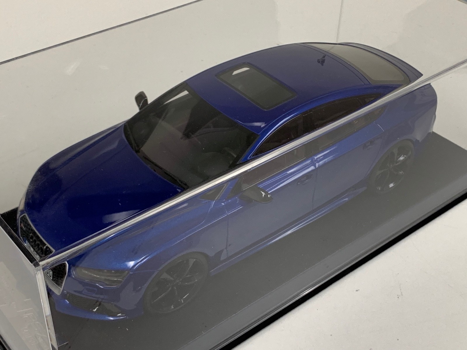 1/18 MotorHelix Audi RS7 from 2020 in Dark Blue limited to 50 Pieces