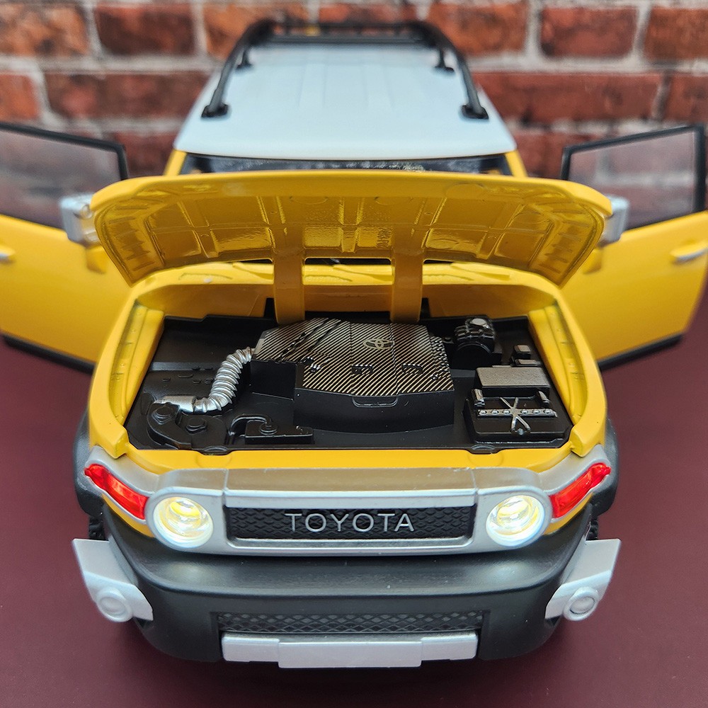 2007/2014 TOYOTA FJ Cruiser 1:24 Diecast – Officially Licensed – Yellow With Box