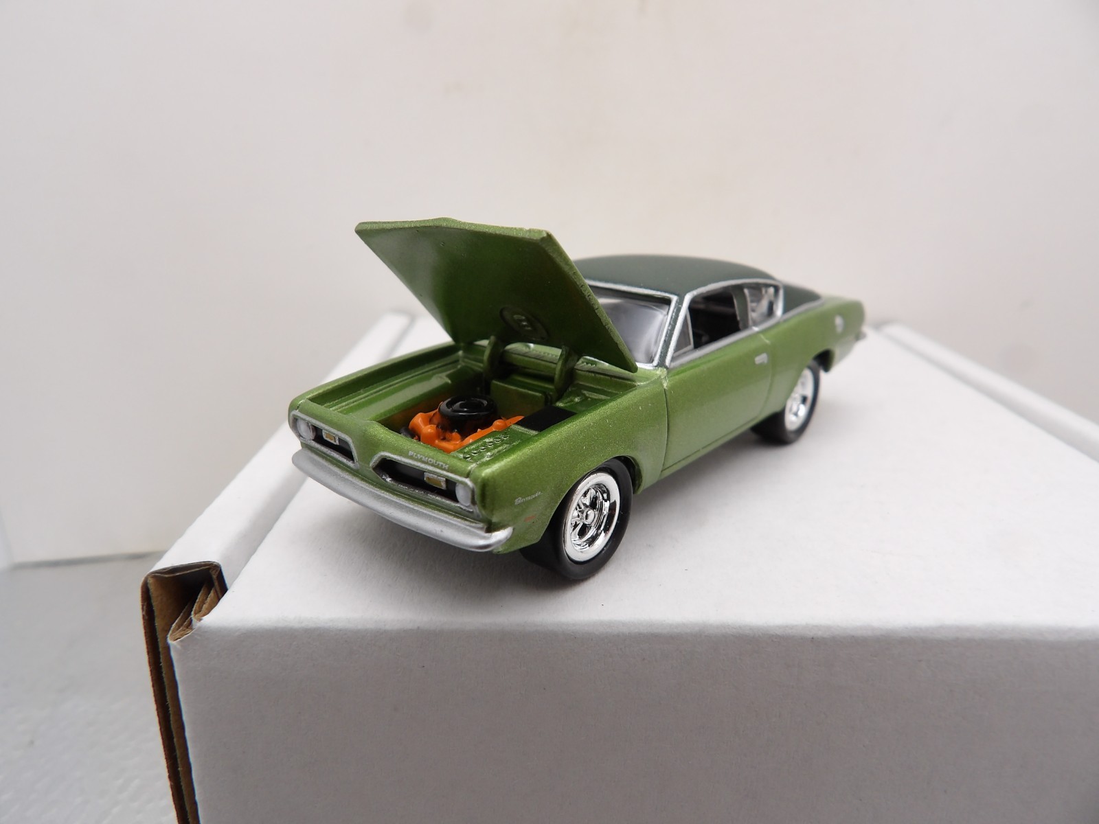 1969 PLYMOUTH BARRACUDA 2005 JOHNNY LIGHTNING MOPAR OR NO CAR 1:64 DIE-CAST