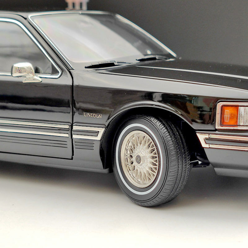 1/18 Towncar V8 1993-1995 Super Diecast model (Leather seat)