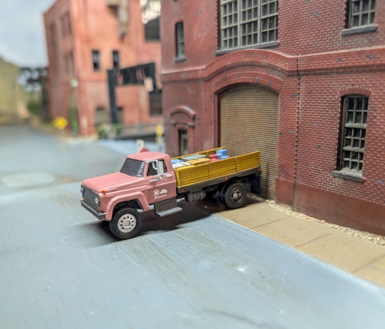 Custom Built 1/87 HO Scale 1970s Ford F600 Flatbed Delivery Truck
