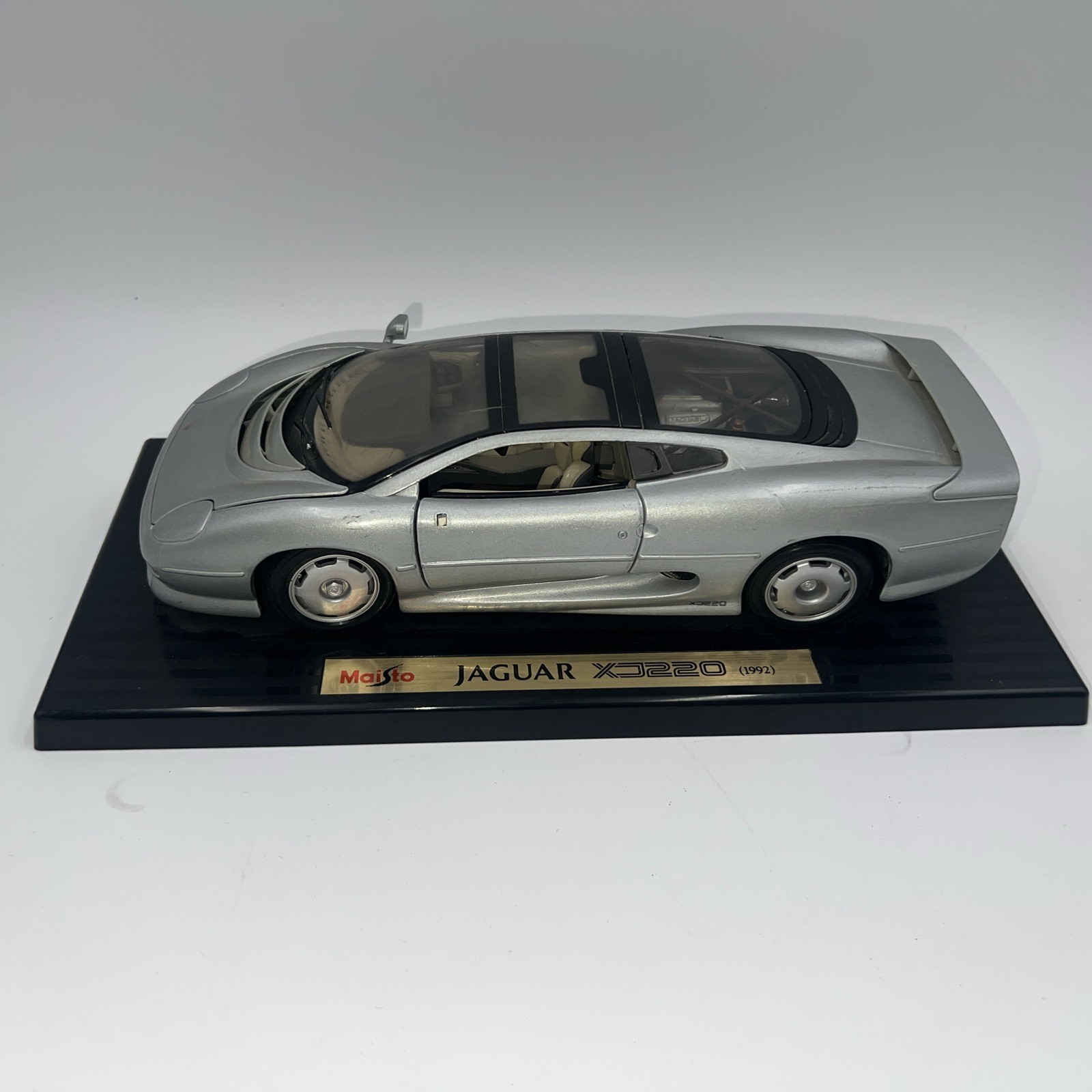 Jaguar XJ220 Diecast 1/18 Silver Maisto