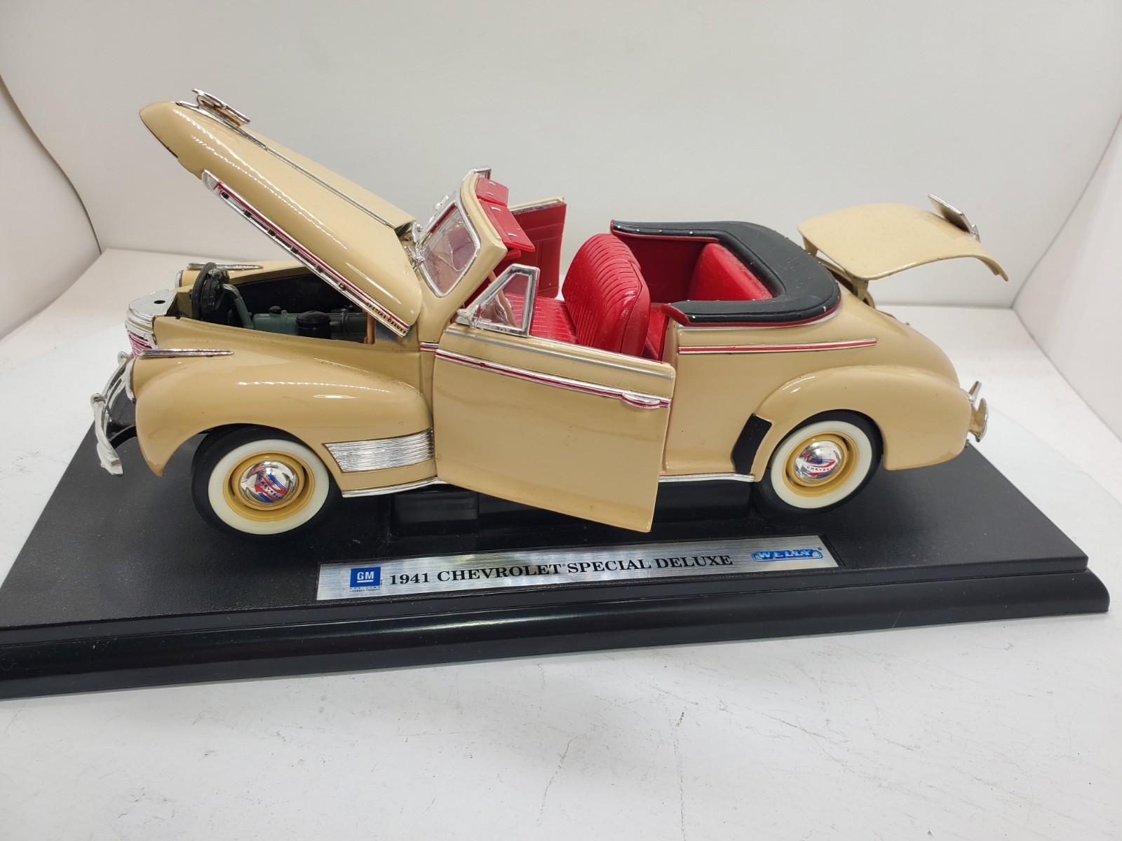 WELLY Collectable 1941 Chevrolet Special Deluxe 1:18 Diecast Beige/Red No Box