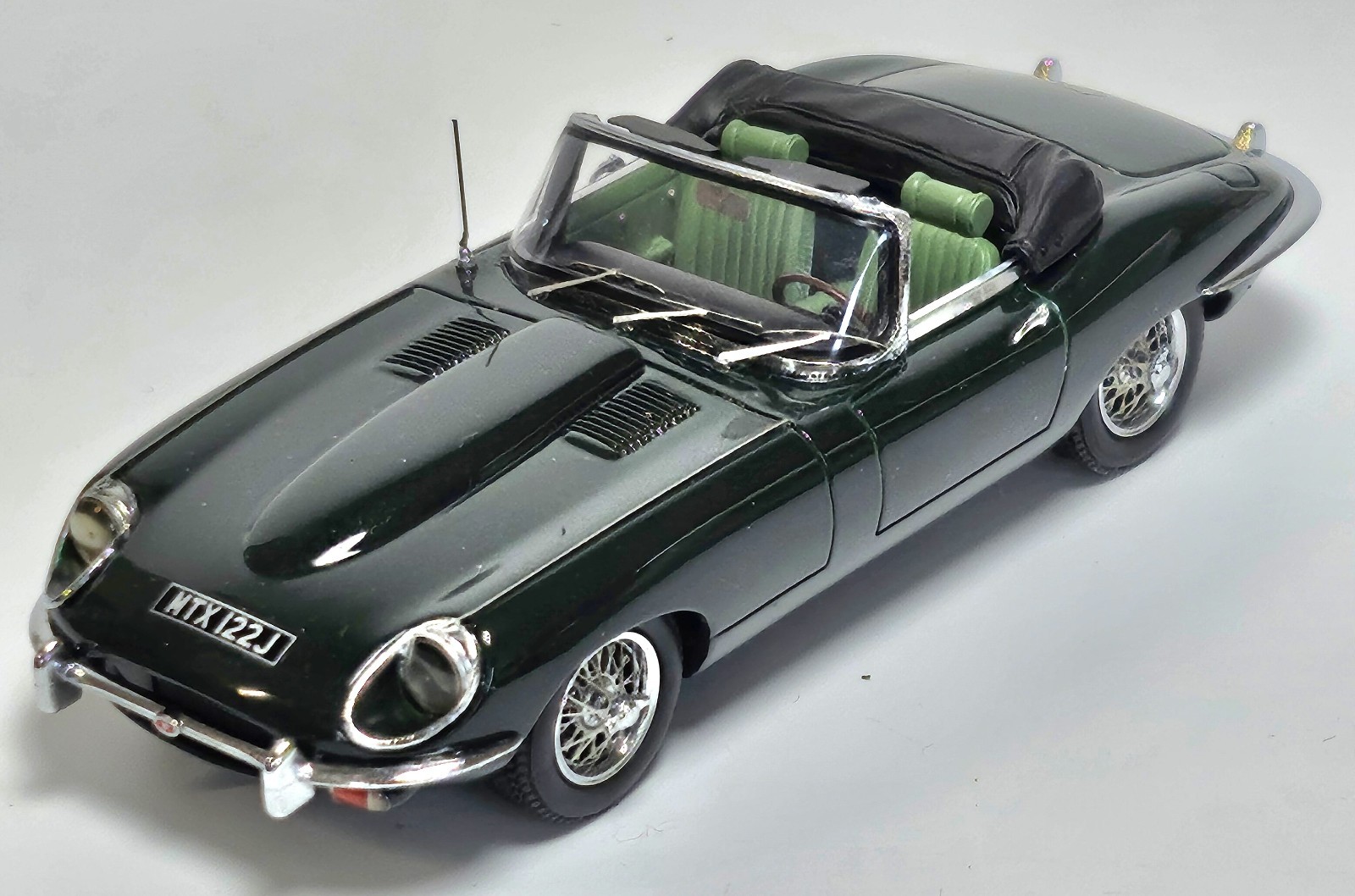 Matrix 1/43 JAGUAR E-TYPE roadster in British racing green!