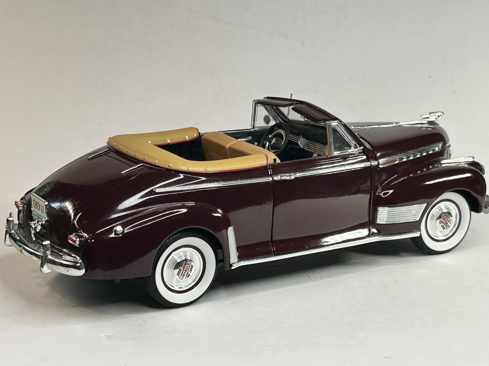Universal Hobbies 1941 Chevrolet Special Deluxe Convertible Burgundy 1:18 DC