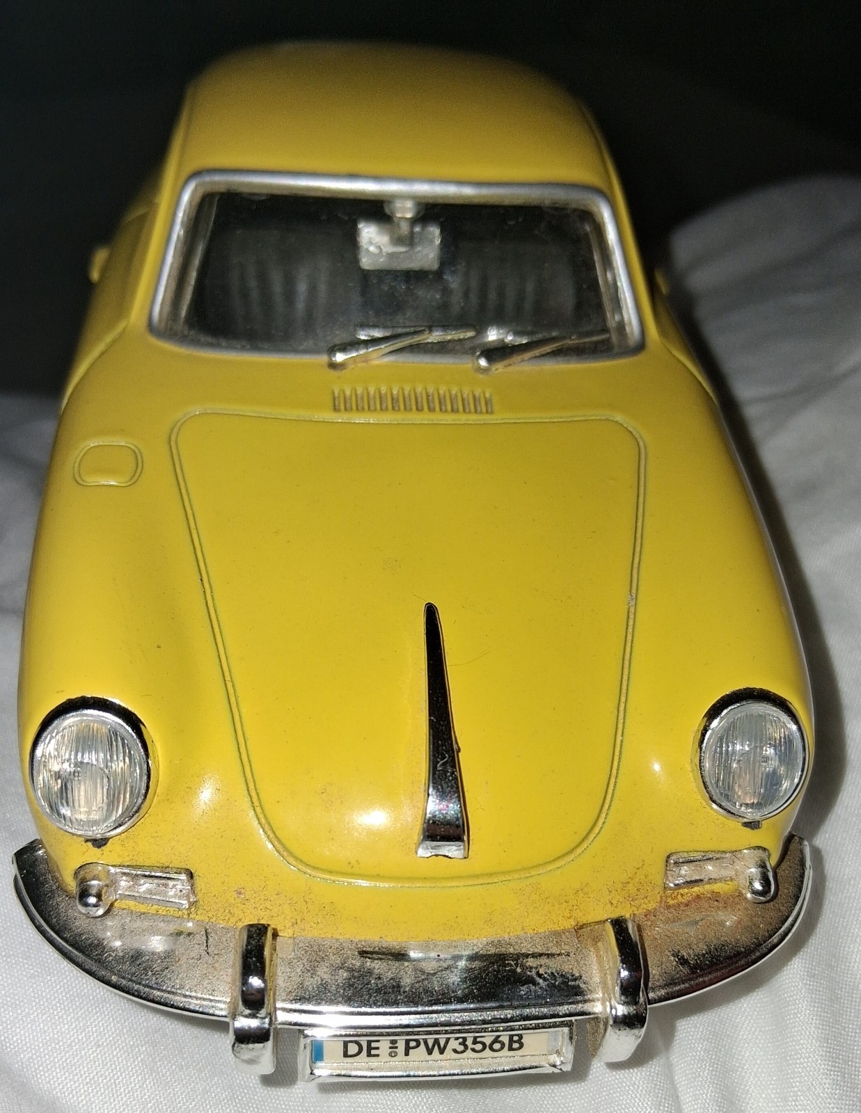 1:24 Scale PORSCHE 356 B COUPE 1961 Yellow Used Without Box Comes With Stand