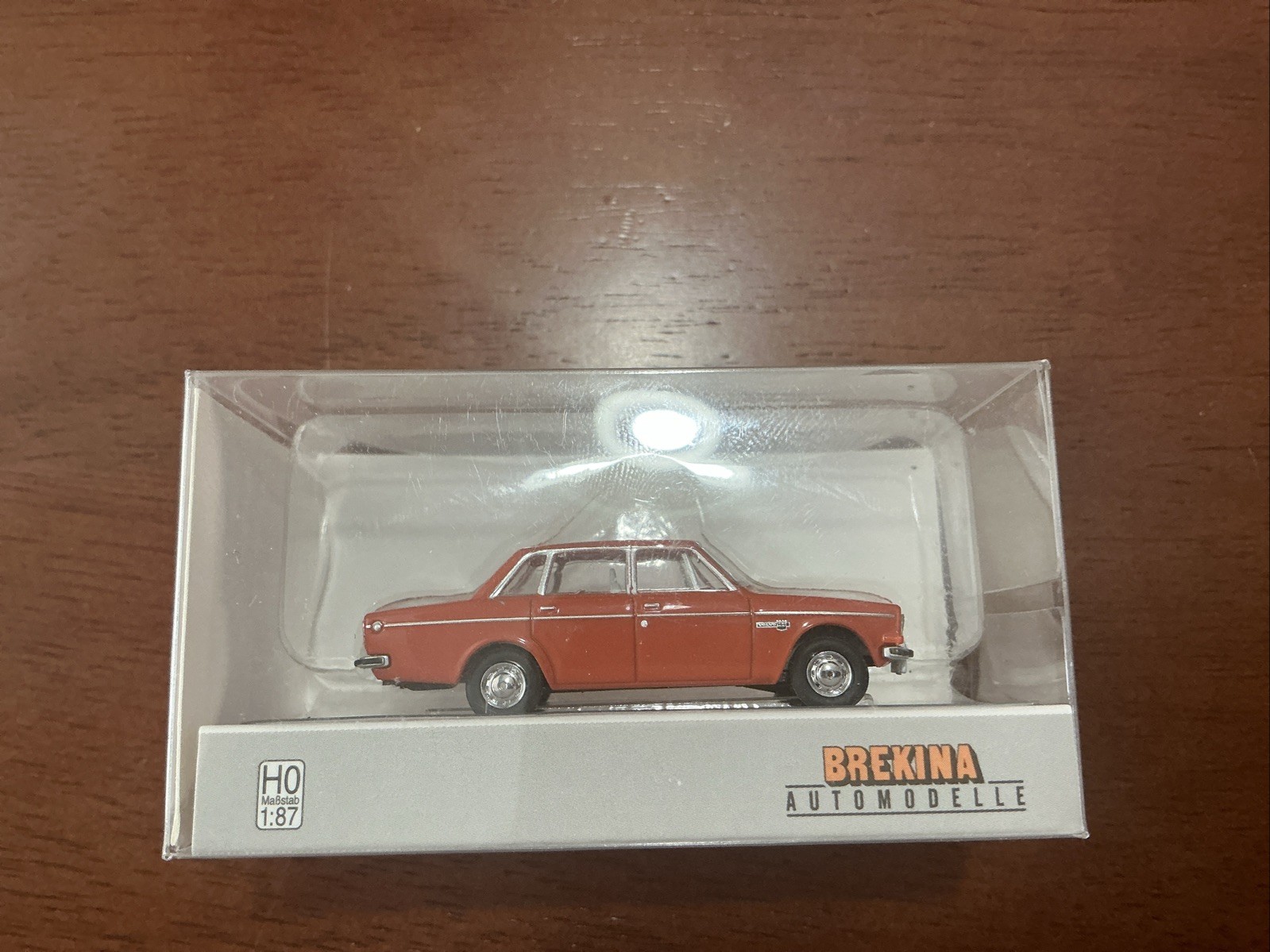 Brekina 29421 Volvo 144 – Orange – 1:87 HO Scale