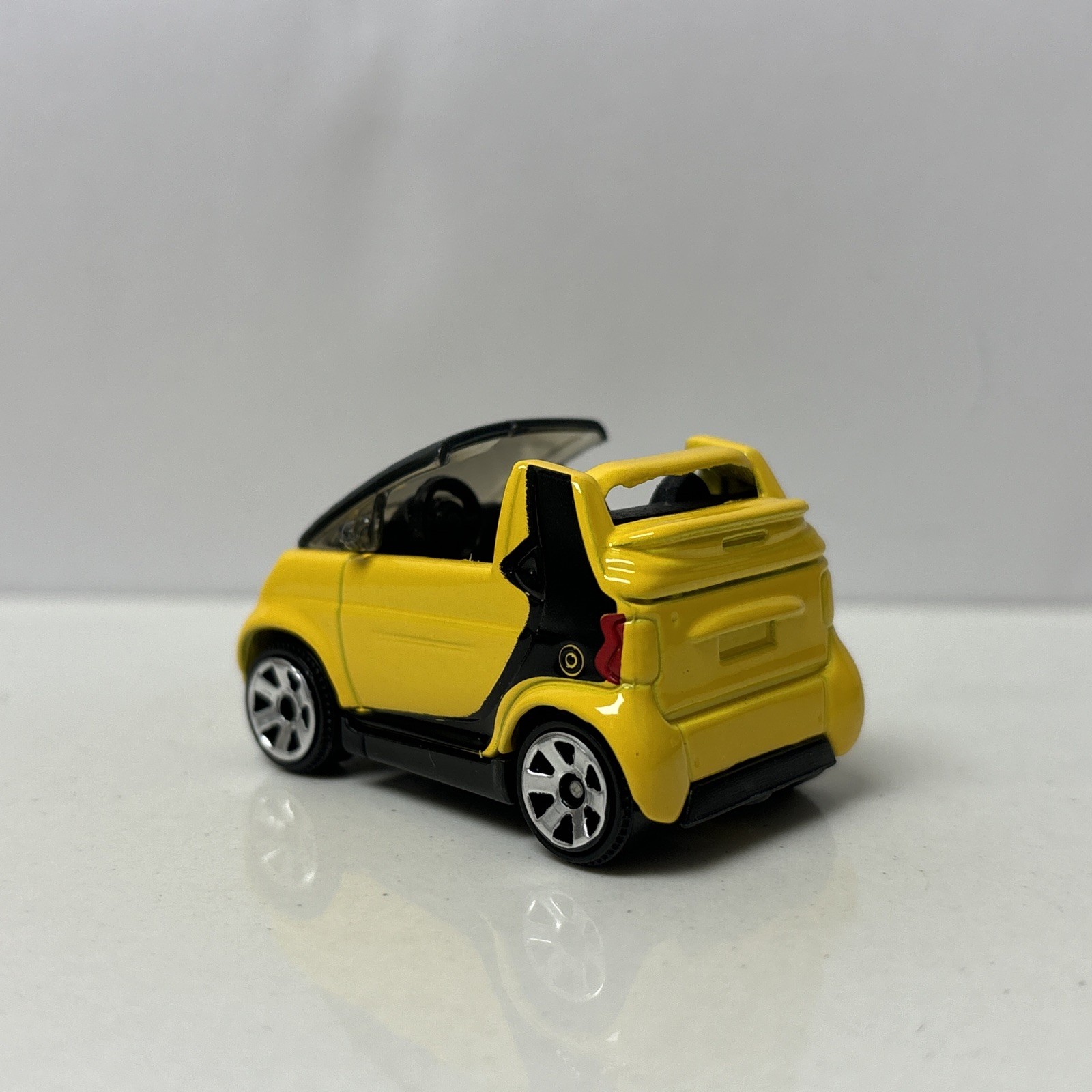 1998-2007 Smart Fortwo Coupe Collectible 1/64 Scale Diecast Diorama Model