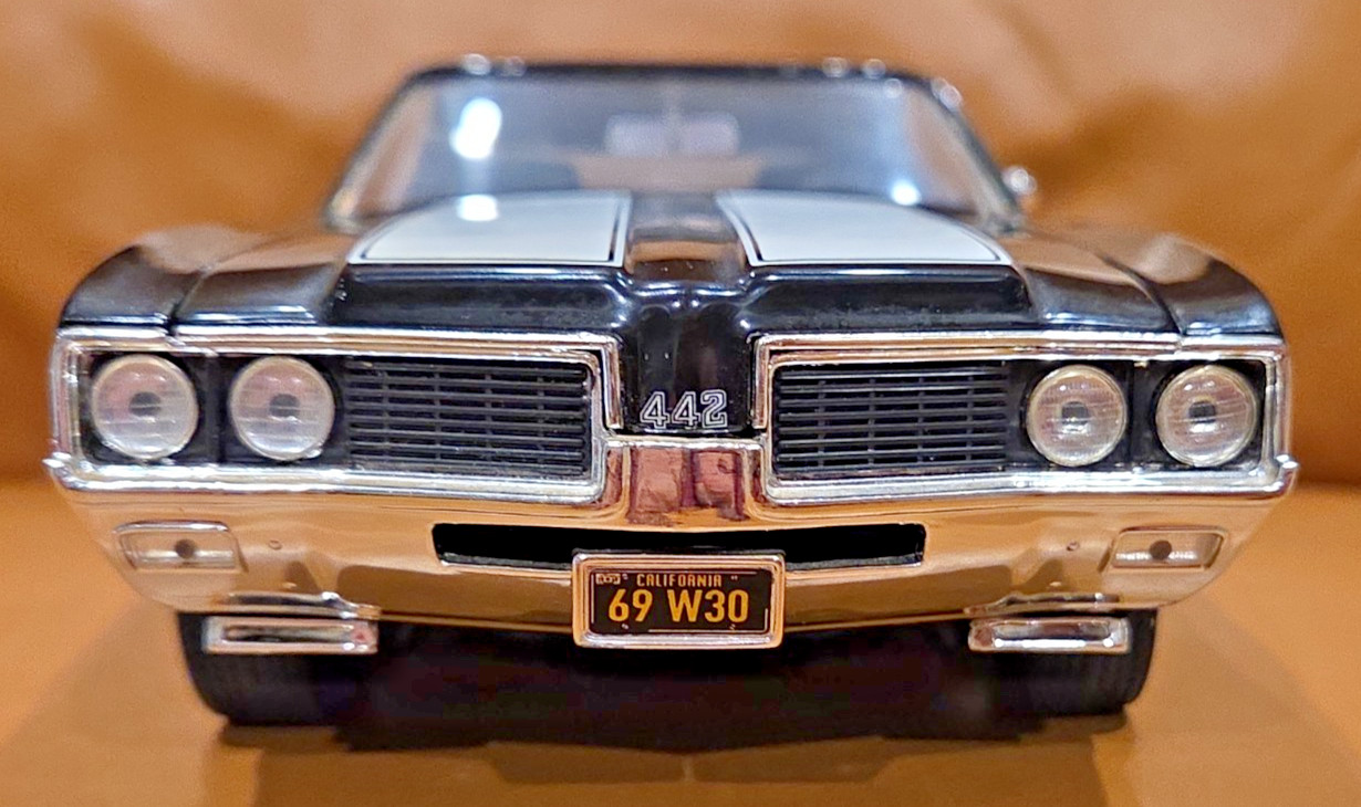 ERTL American Muscle Diecast 1969 Olds 442, W-30 Black 1/18