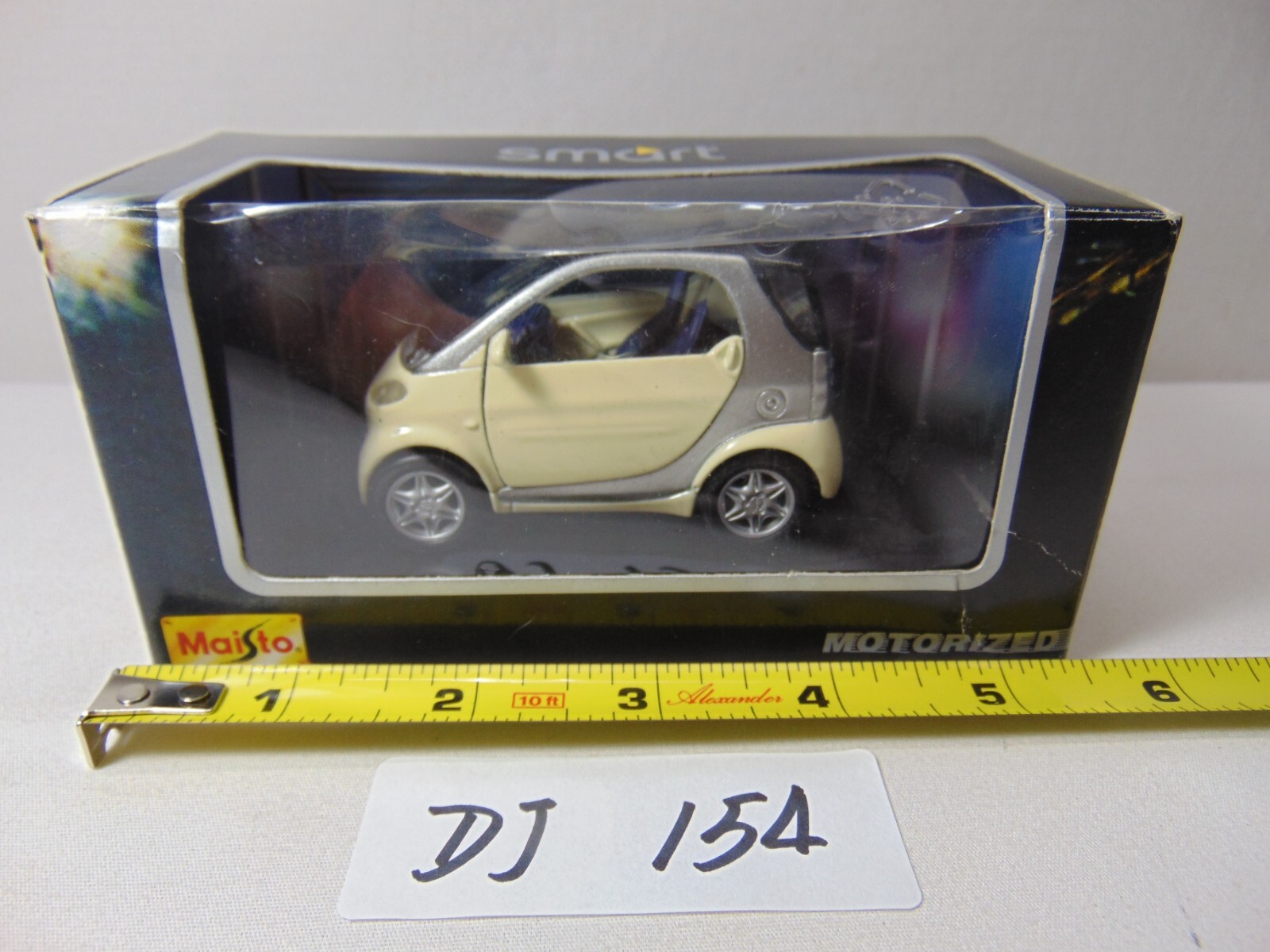 Maisto Smart Car Motorized 1:33 scale die cast model Off White & Gray With Box