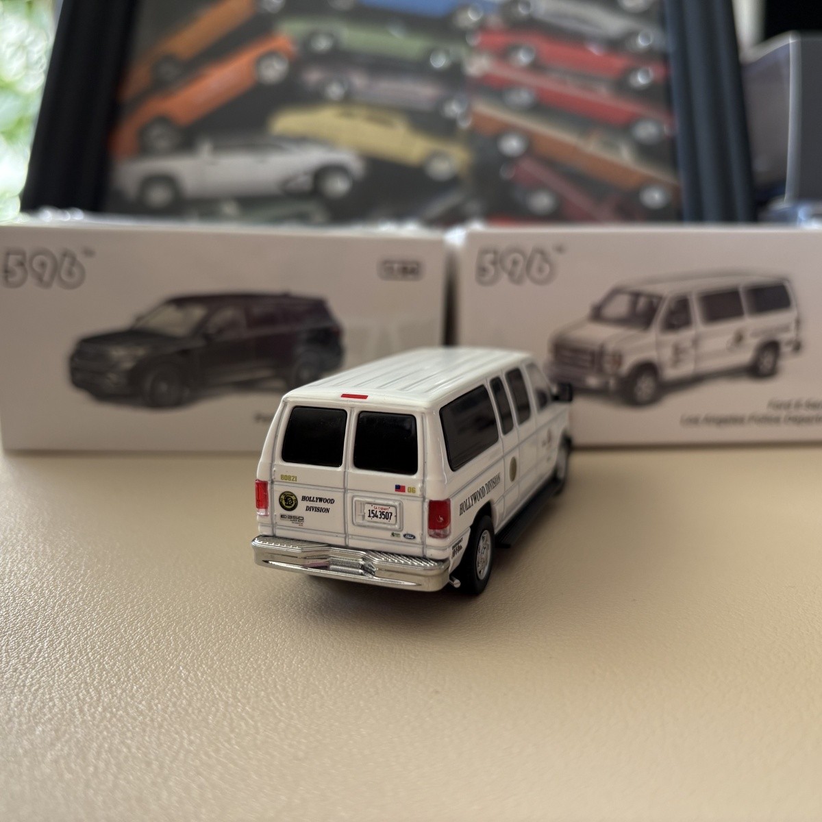 596 Model 1:64 Ford E-Series E350 Super Duty LAPD Hollywood Division