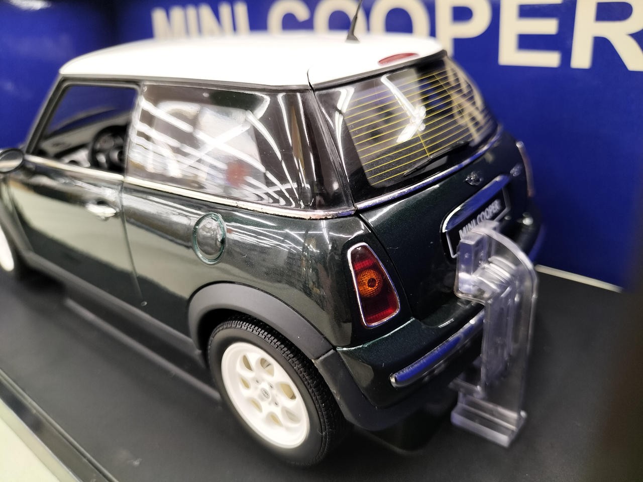 AUTOart 1/18 Mini Cooper Scale Model Car