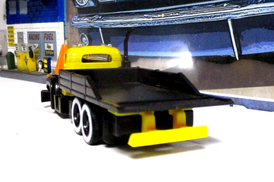 Maisto 1953 Mack B 61 Flatbed Transport New/Loose Metal/Plastic Rubber Tires!