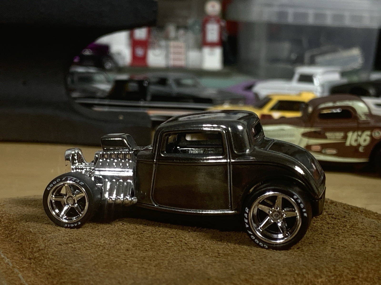 Hot Wheels Zinc Plated Custom ’32 Ford Hot Rod with Metal Base & Wheel Swap
