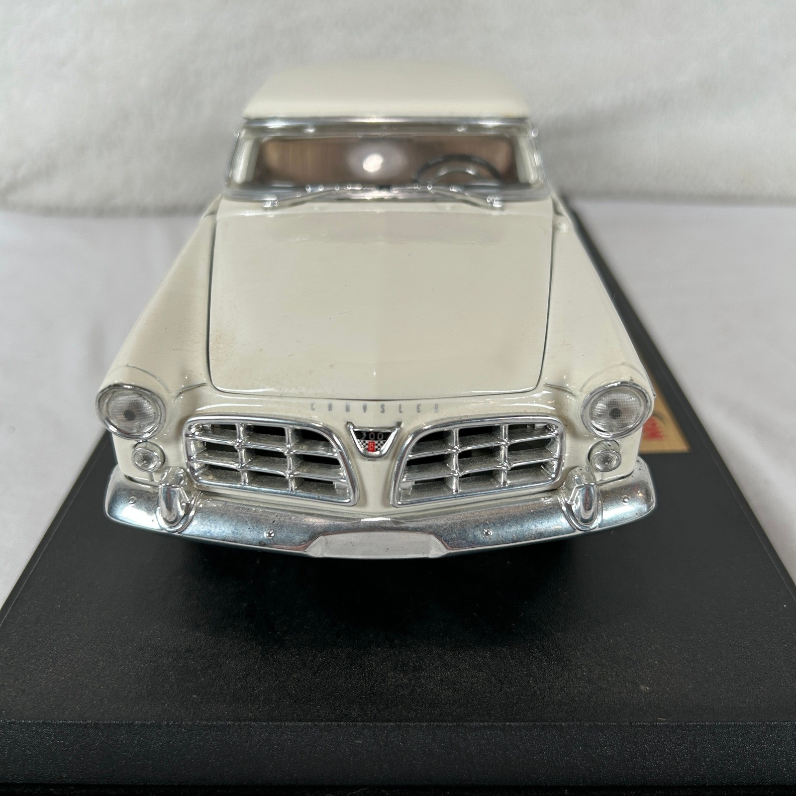 Maisto Chrysler 300B 1956 Cream 1:18 Scale Diecast Model Car with Display Stand