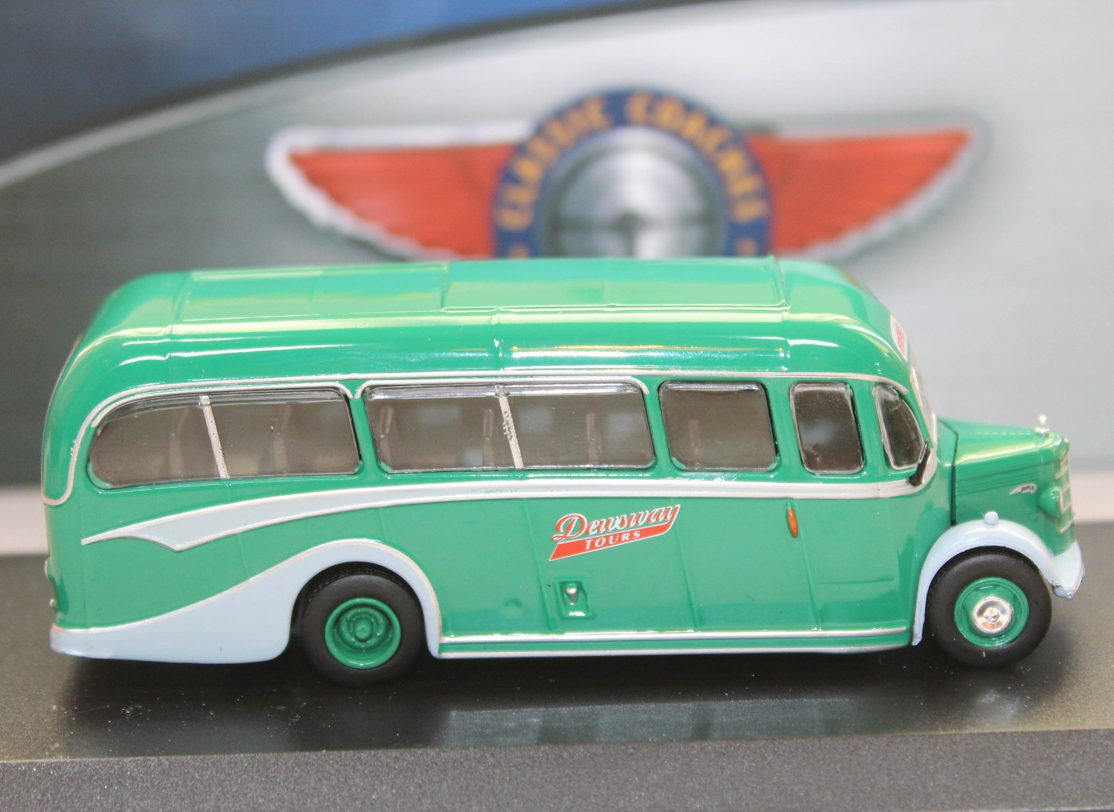 ATLAS EDITIONS – 4642103 – BEDFORD OB / DUPLE VISTA COACH – DEWSWAY / RON W. DEW
