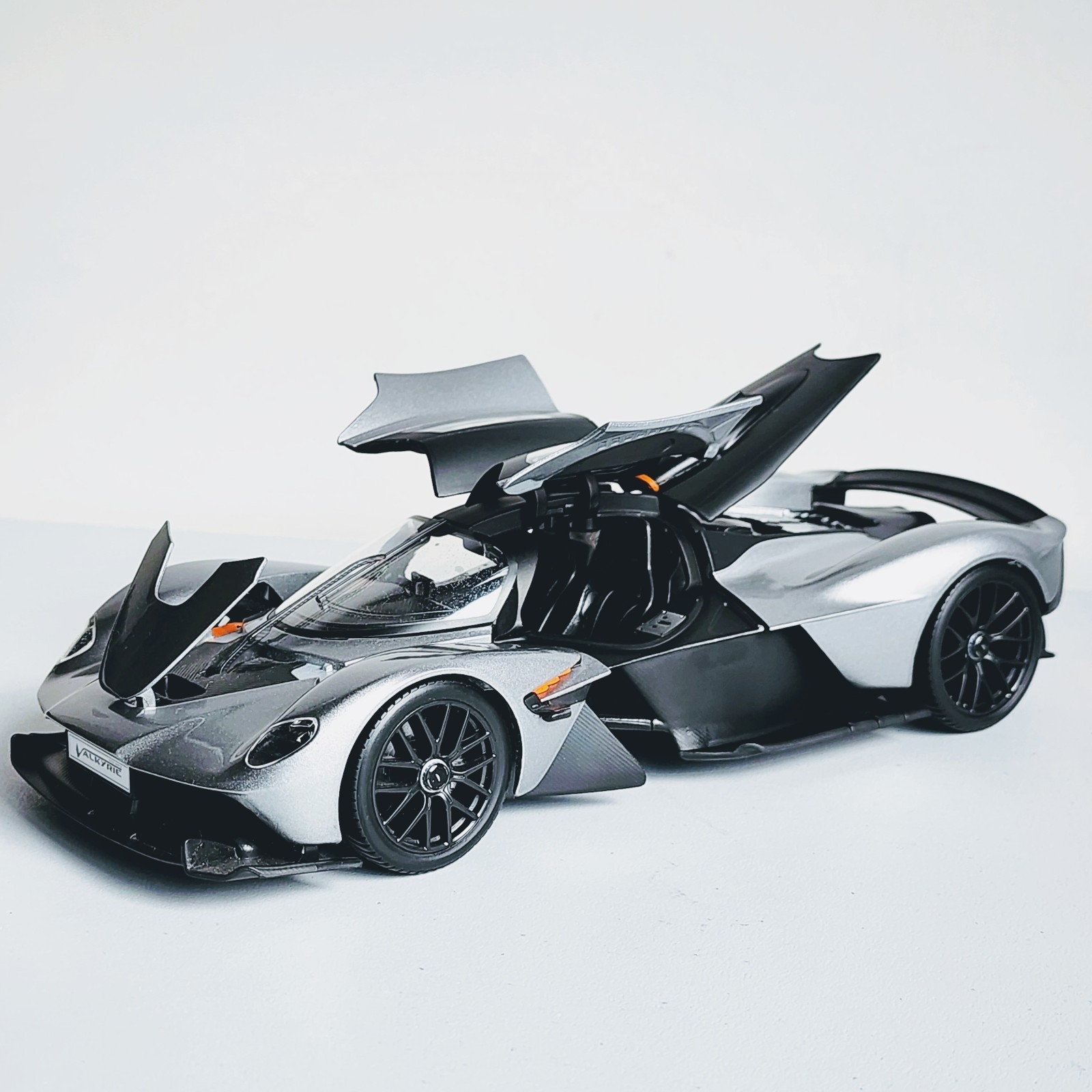 Maisto Special Edition Aston Martin Valkyrie Silver 1:18 Diecast