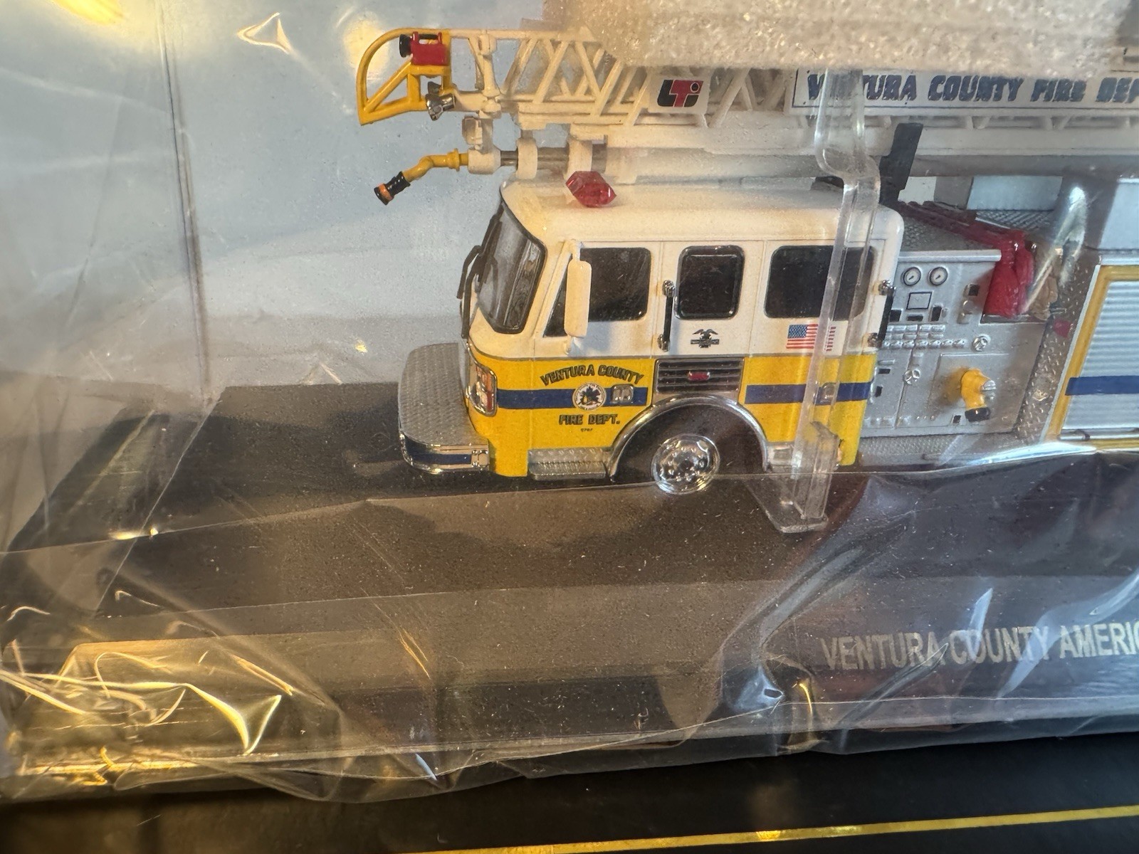 Code 3 , 1:64 Die-CastVentura County Fire Dept ALF Rear Mount RE-40 #12753 MIB