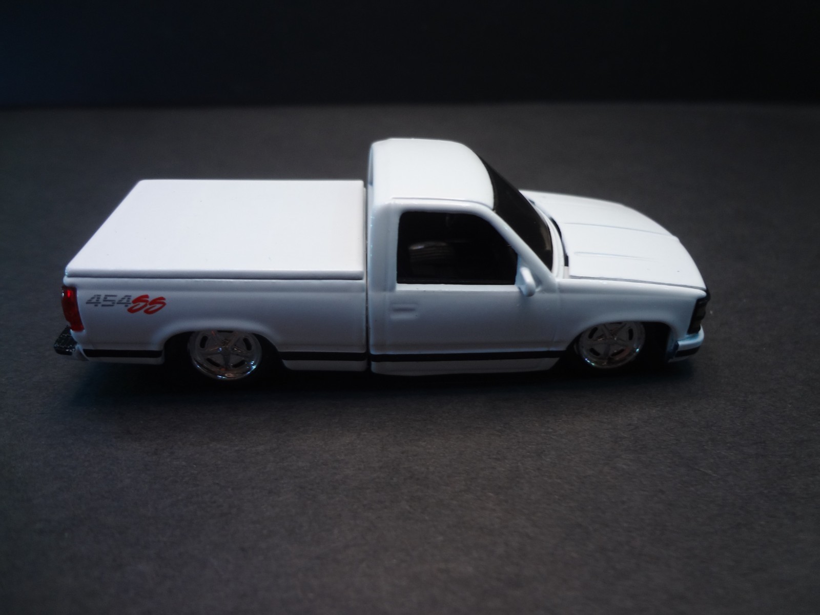 M2 Machines 1993 Chevrolet C1500SS 454 white – Loose 1:64