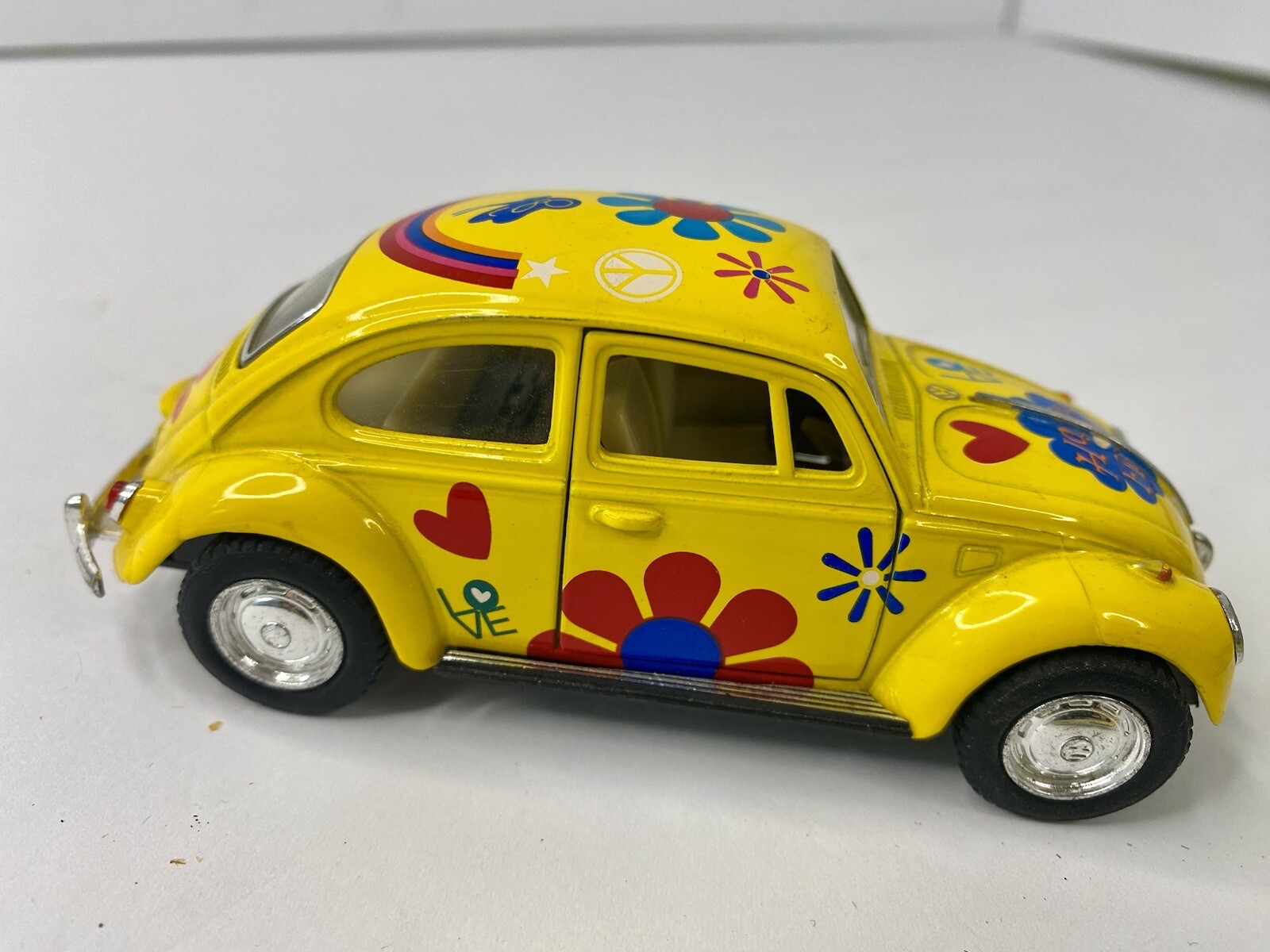 Volkswagen Classic Beetle 1967 Yellow Love Happy Flower Kintoy 1:32 Scale