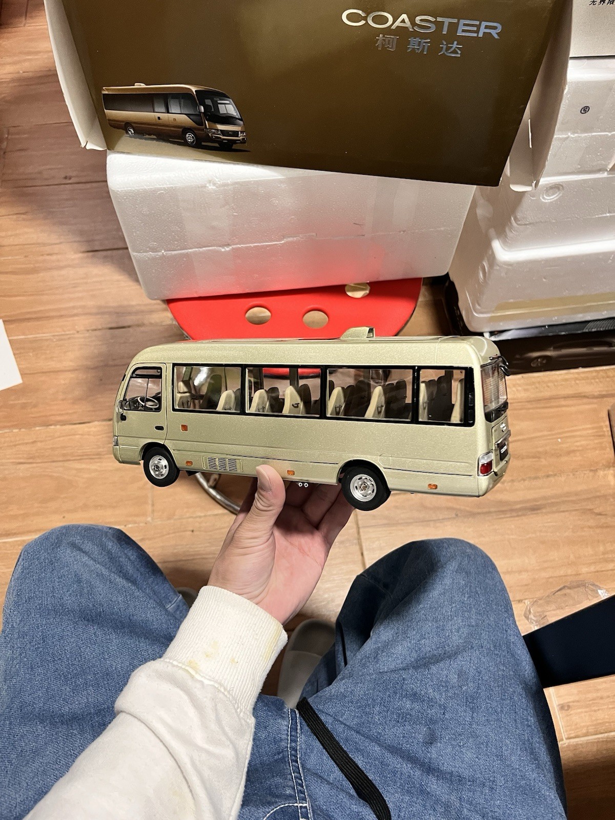 1:24 Scale Toyota Coaster Liesse Passenger Minibus Diecast Model Car