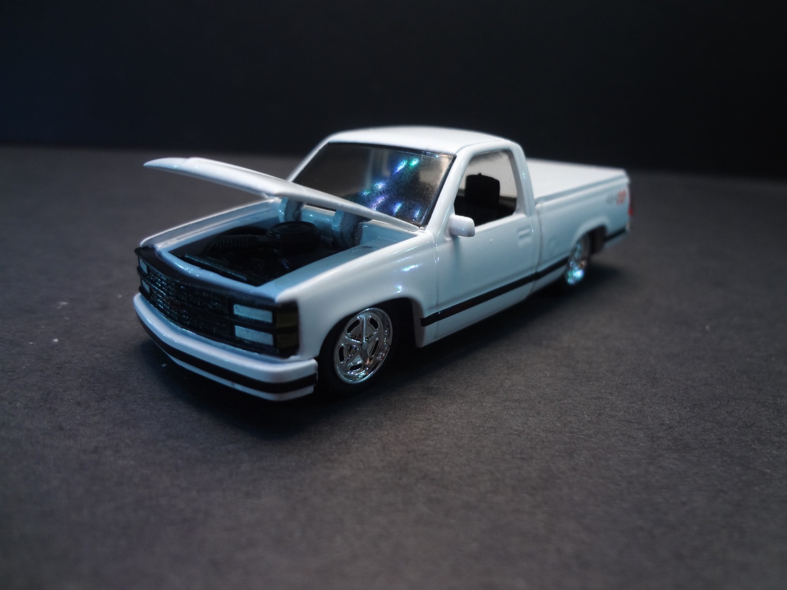 M2 Machines 1993 Chevrolet C1500SS 454 white – Loose 1:64