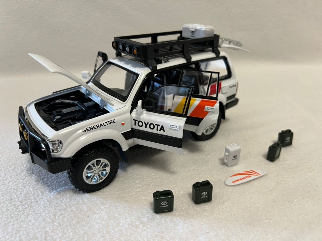 1:24 Toyota Land Cruiser LC80 Diecast Car Model Alloy Toy Vehicle Sound Light