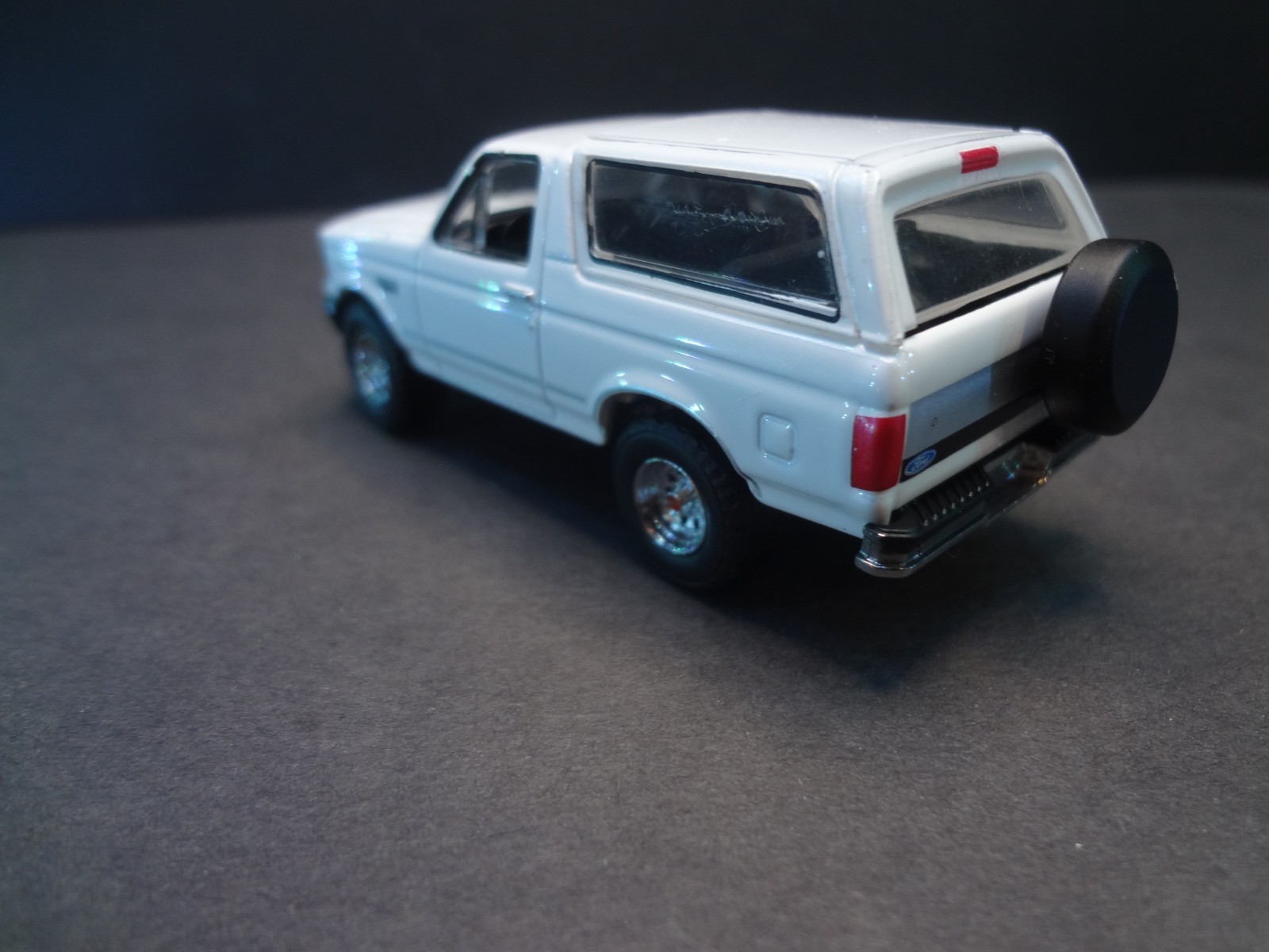 Greenlight 1993 Ford Bronco XLT white w/ removable top – Loose 1:64