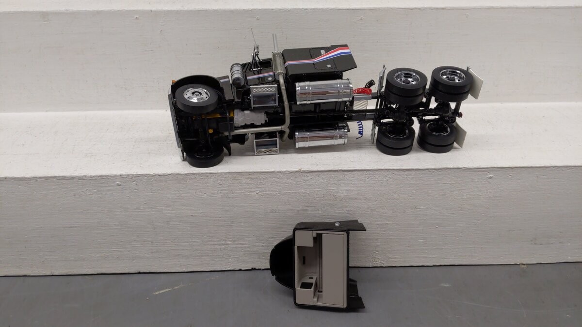Franklin Mint 1:32 Diecast Black Peterblit 379 Semi Tractor Cab W/Removable Top
