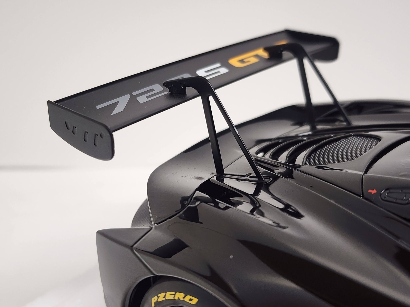 AUTOart – 1/18 die cast: McLaren 720S GT3, gloss black
