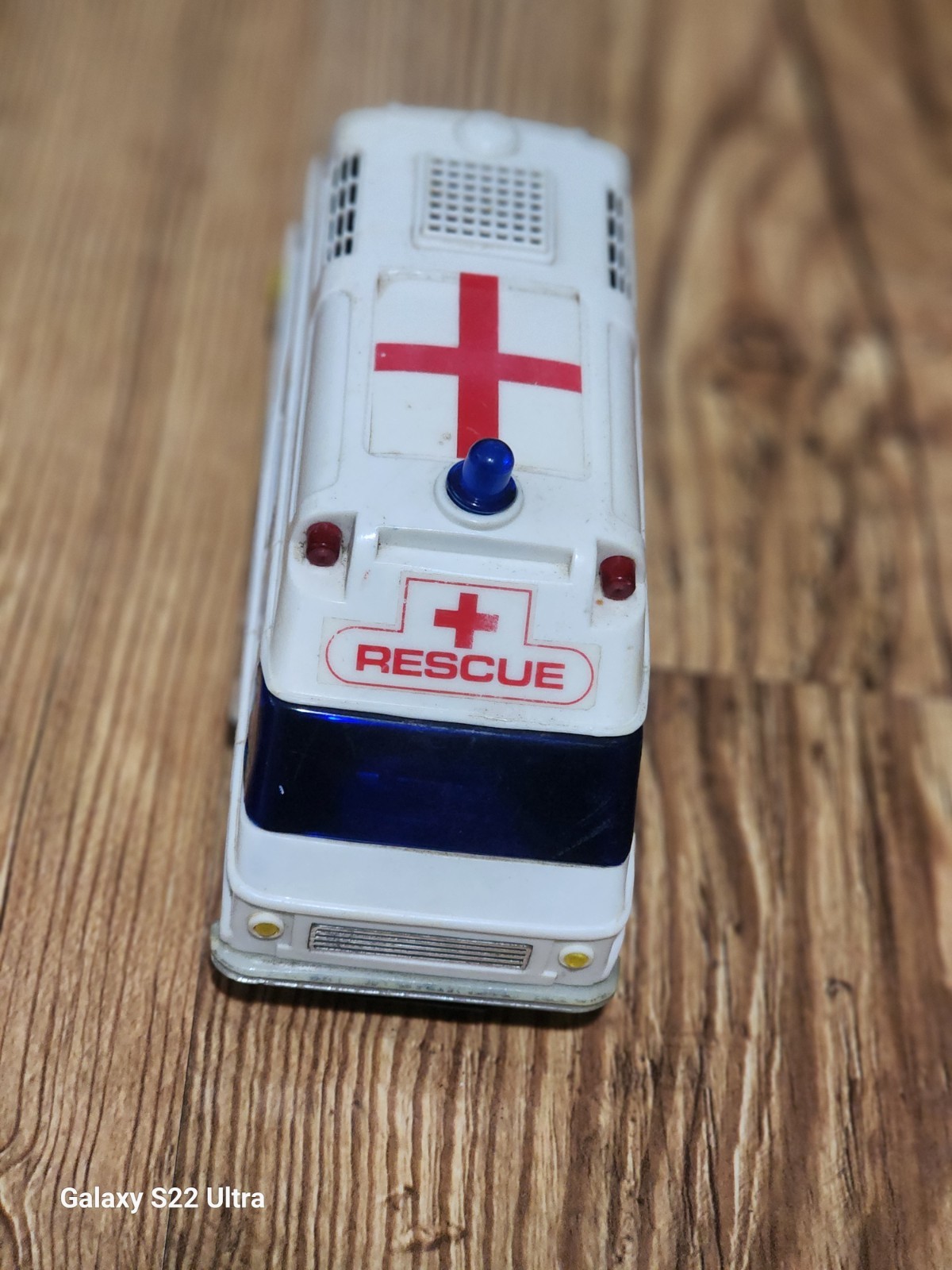 Universal Associated 1976 White Rescue Ambulance Van Red Cross Light